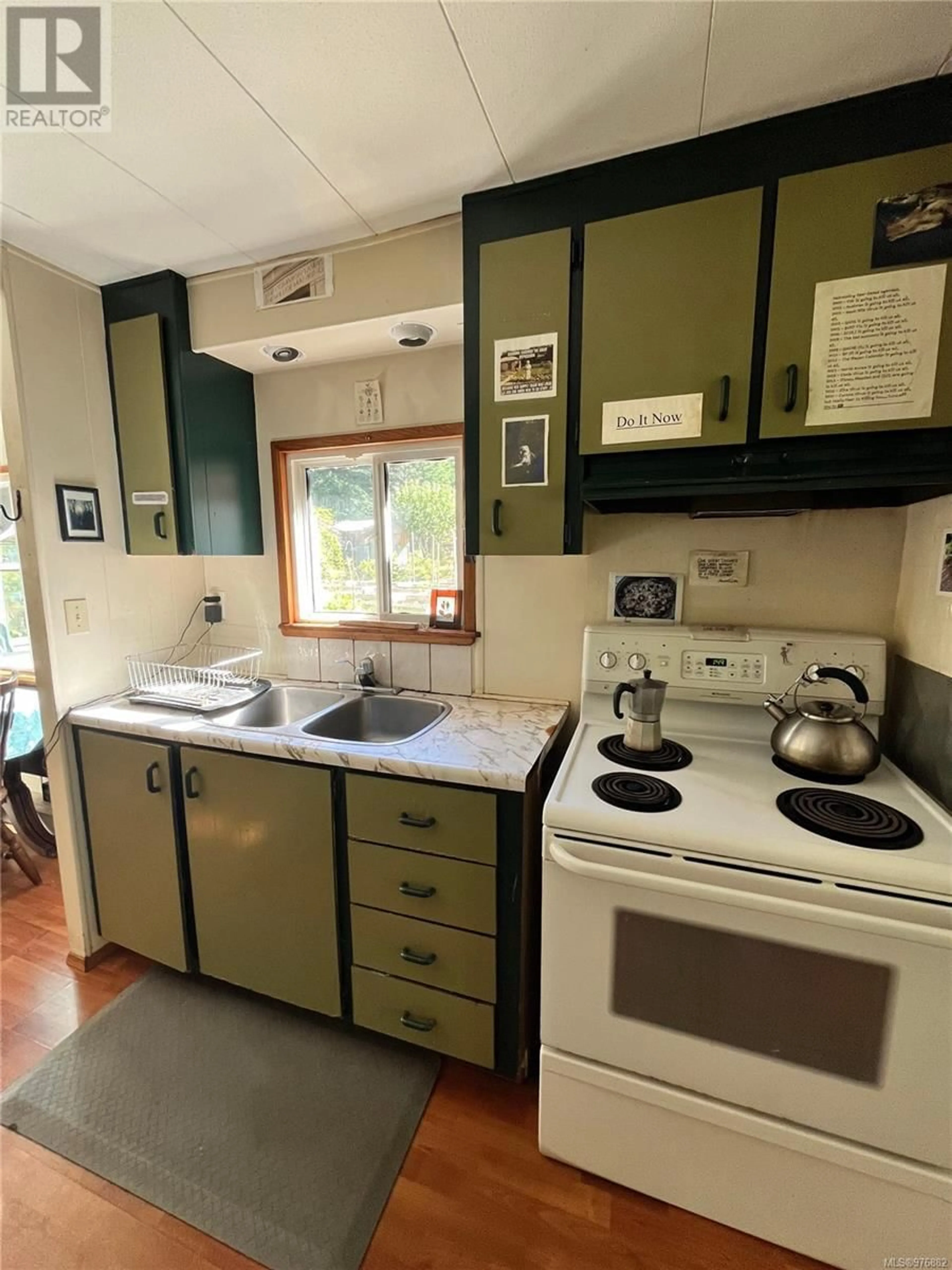 Standard kitchen, cottage for 323 Sawmill Rd, Whaletown British Columbia V0P1Z0