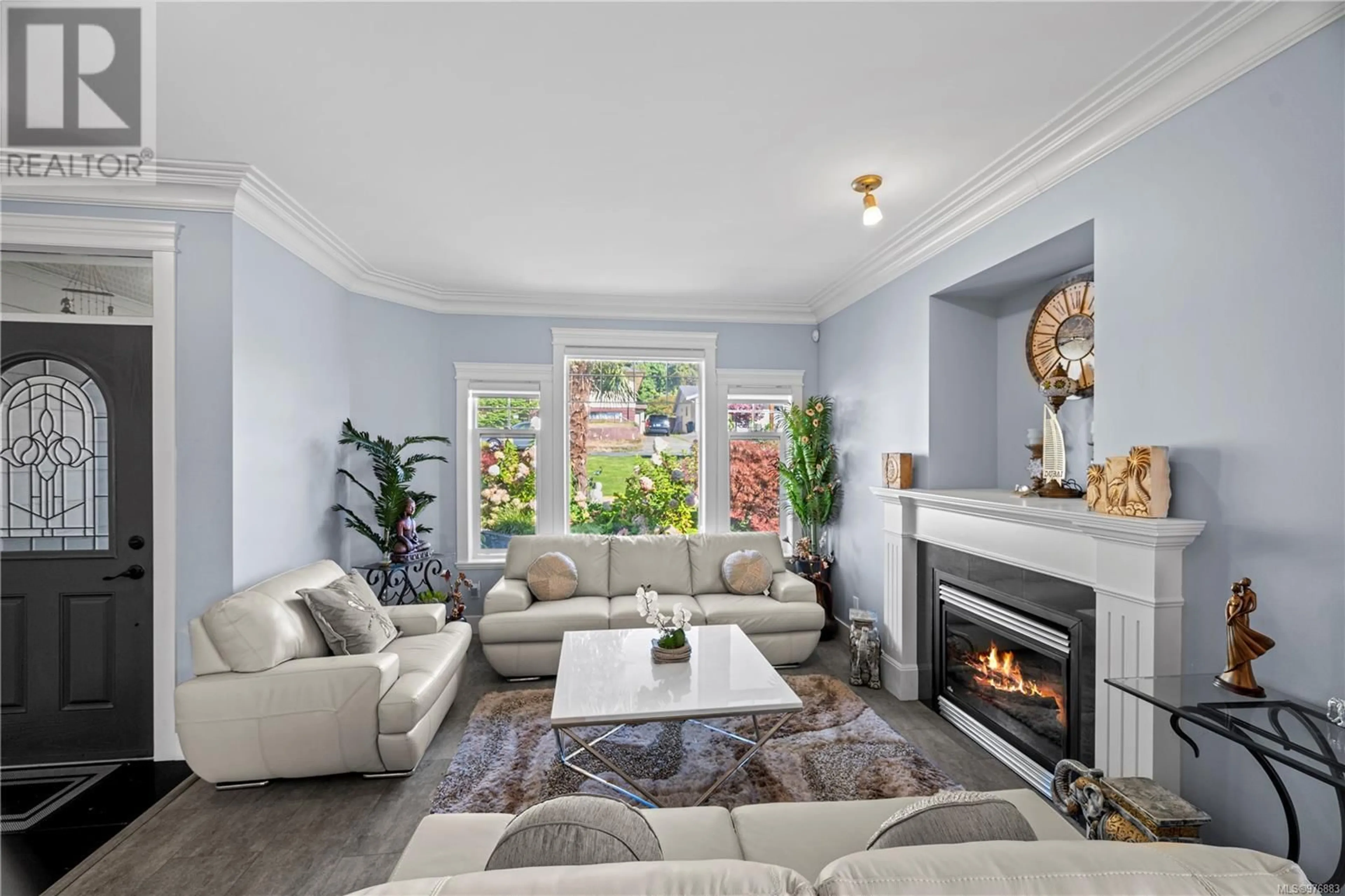 Living room, wood floors for 555 Leaside Ave, Saanich British Columbia V8Z2K9