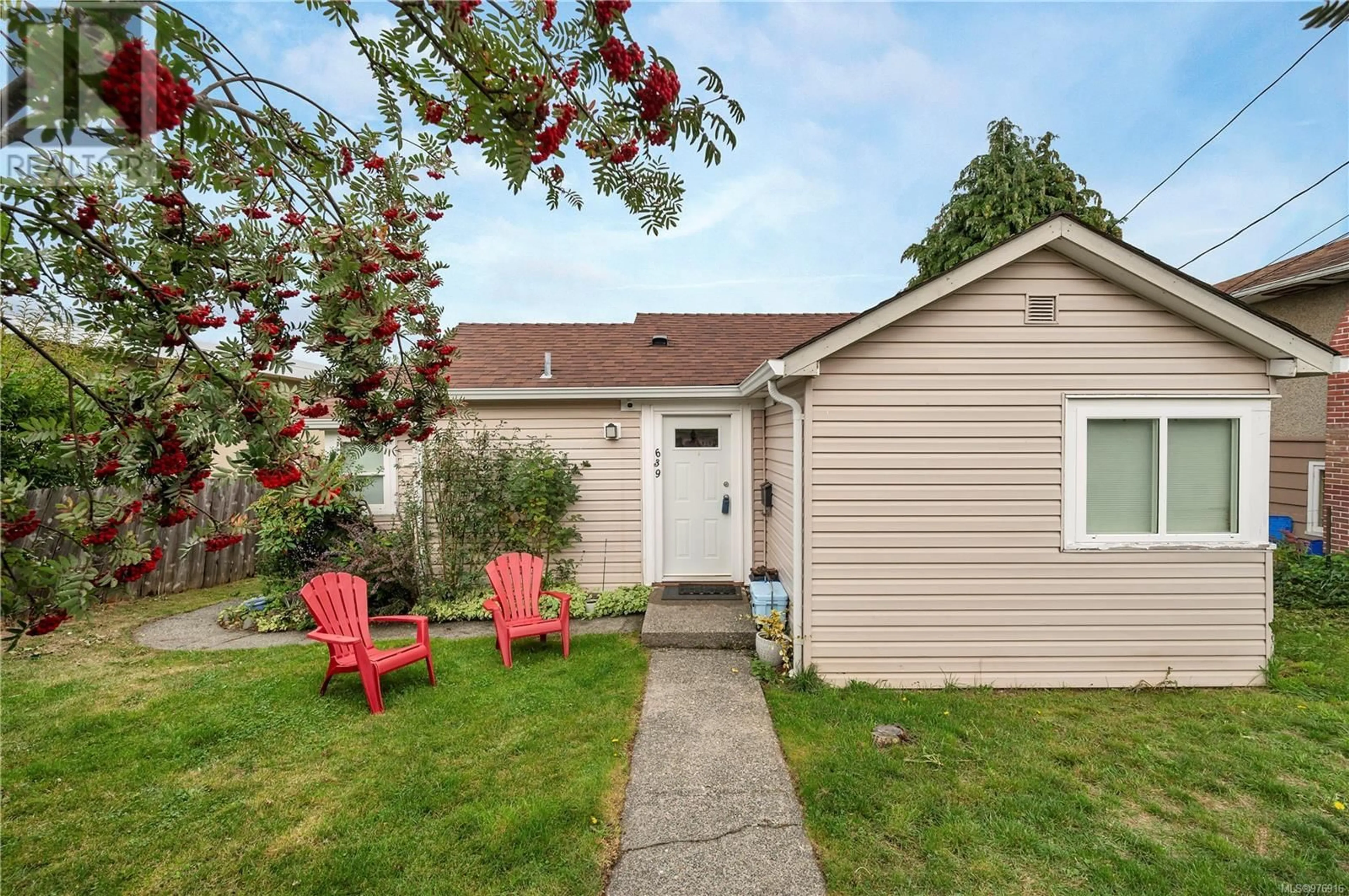 Patio, cottage for 639 Birch St, Campbell River British Columbia V9W6R7