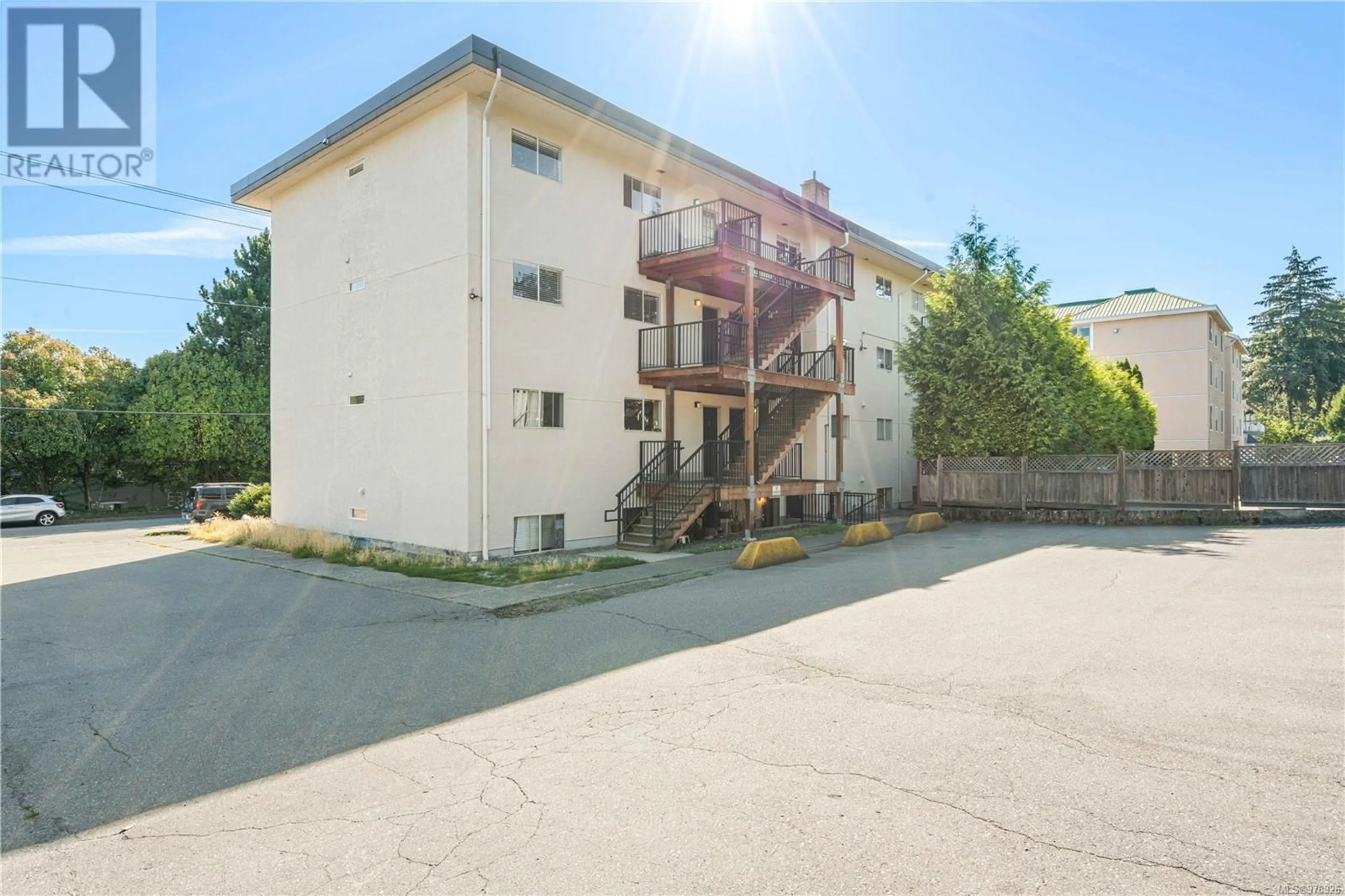 Patio, the front or back of building for 1 1630 Crescent View Dr, Nanaimo British Columbia V9S2N5