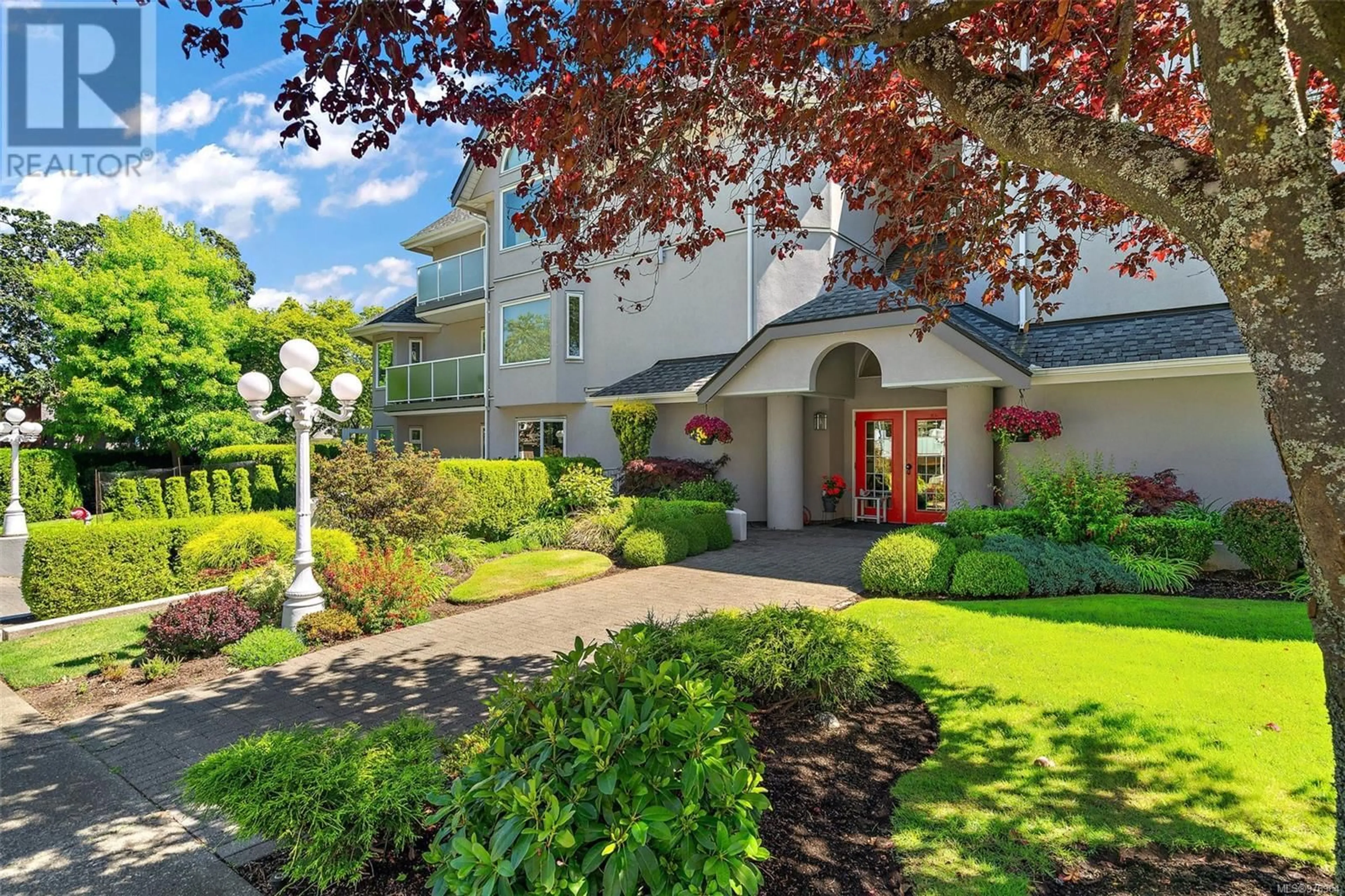 Indoor foyer, carpet floors for 203 1477 Yale St, Oak Bay British Columbia V8S4R3