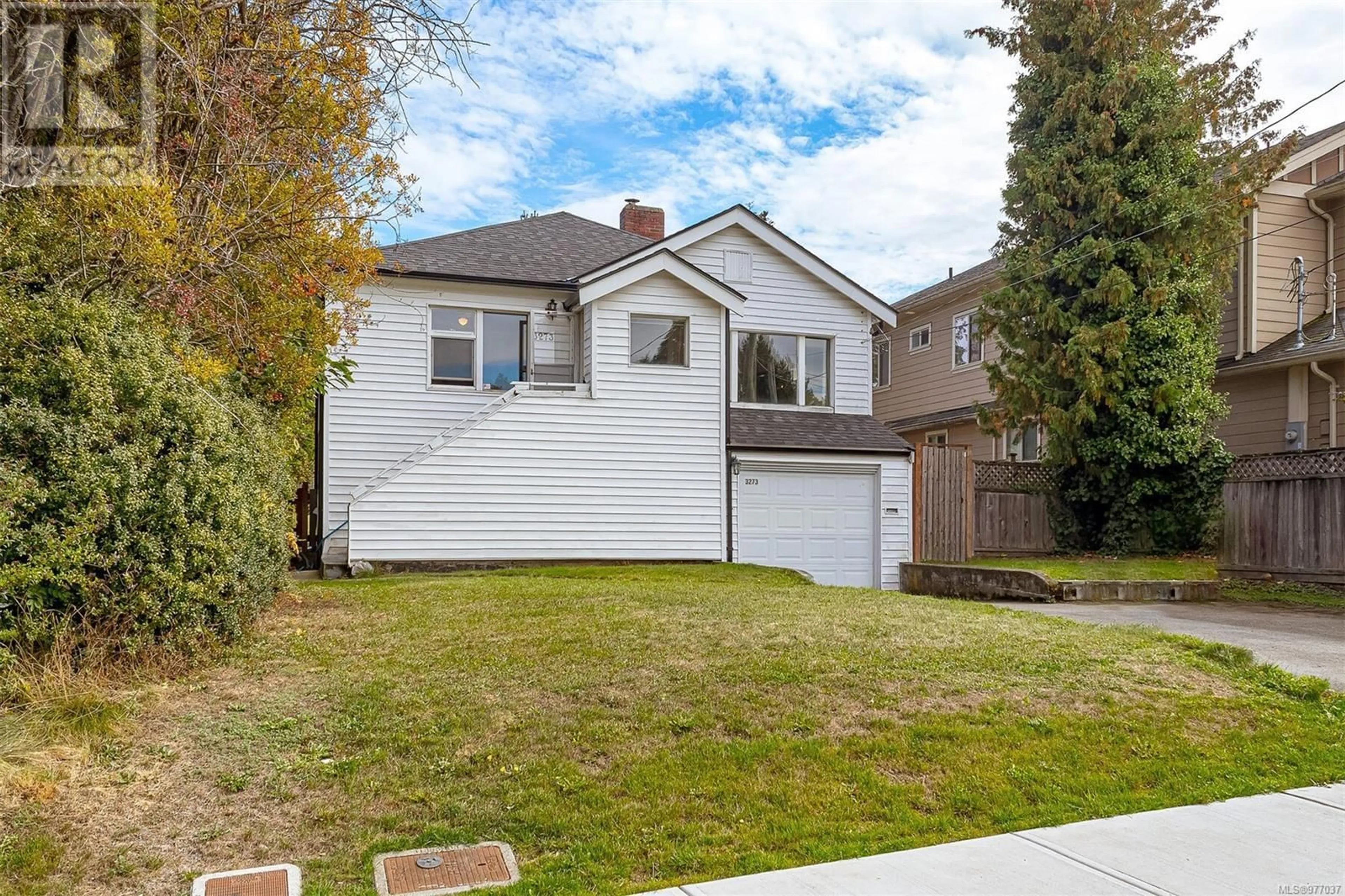 Frontside or backside of a home for 3273 Seaton St, Saanich British Columbia V8V3V8