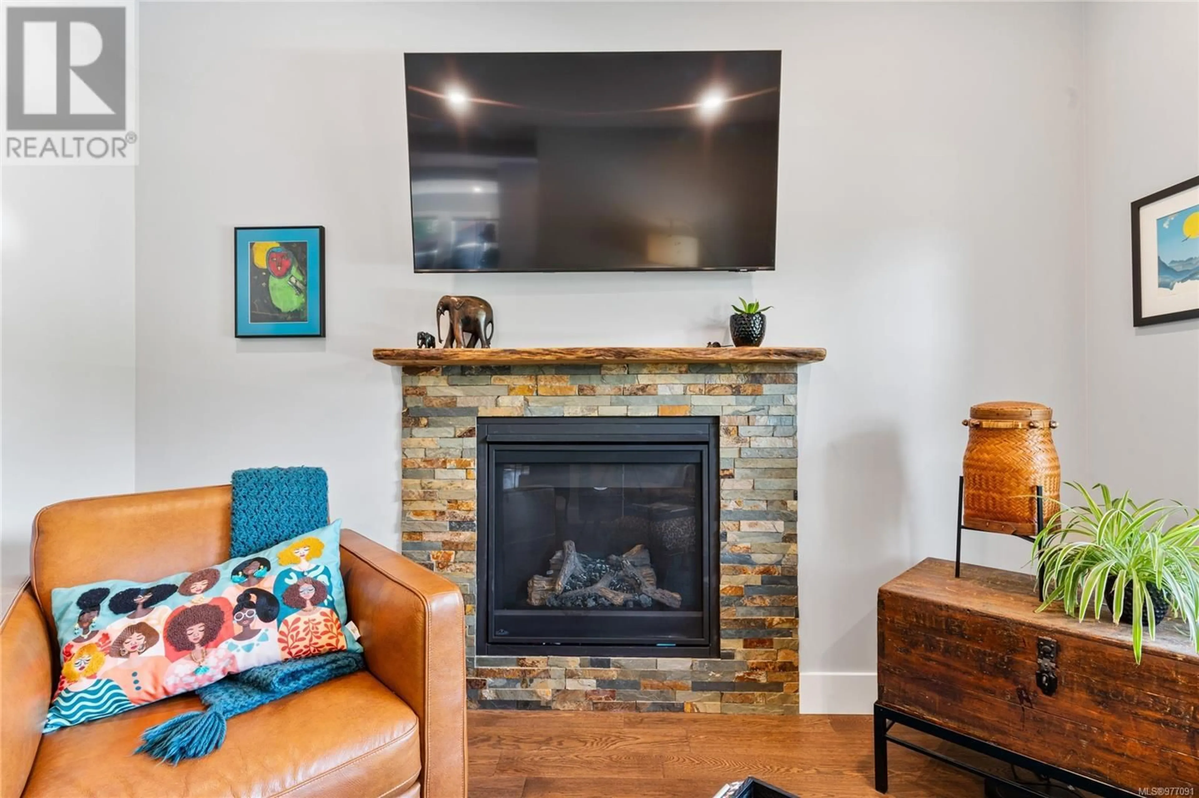 Living room with furniture, wood/laminate floor for 108 Trailhead Cir, Shawnigan Lake British Columbia V0R2W3