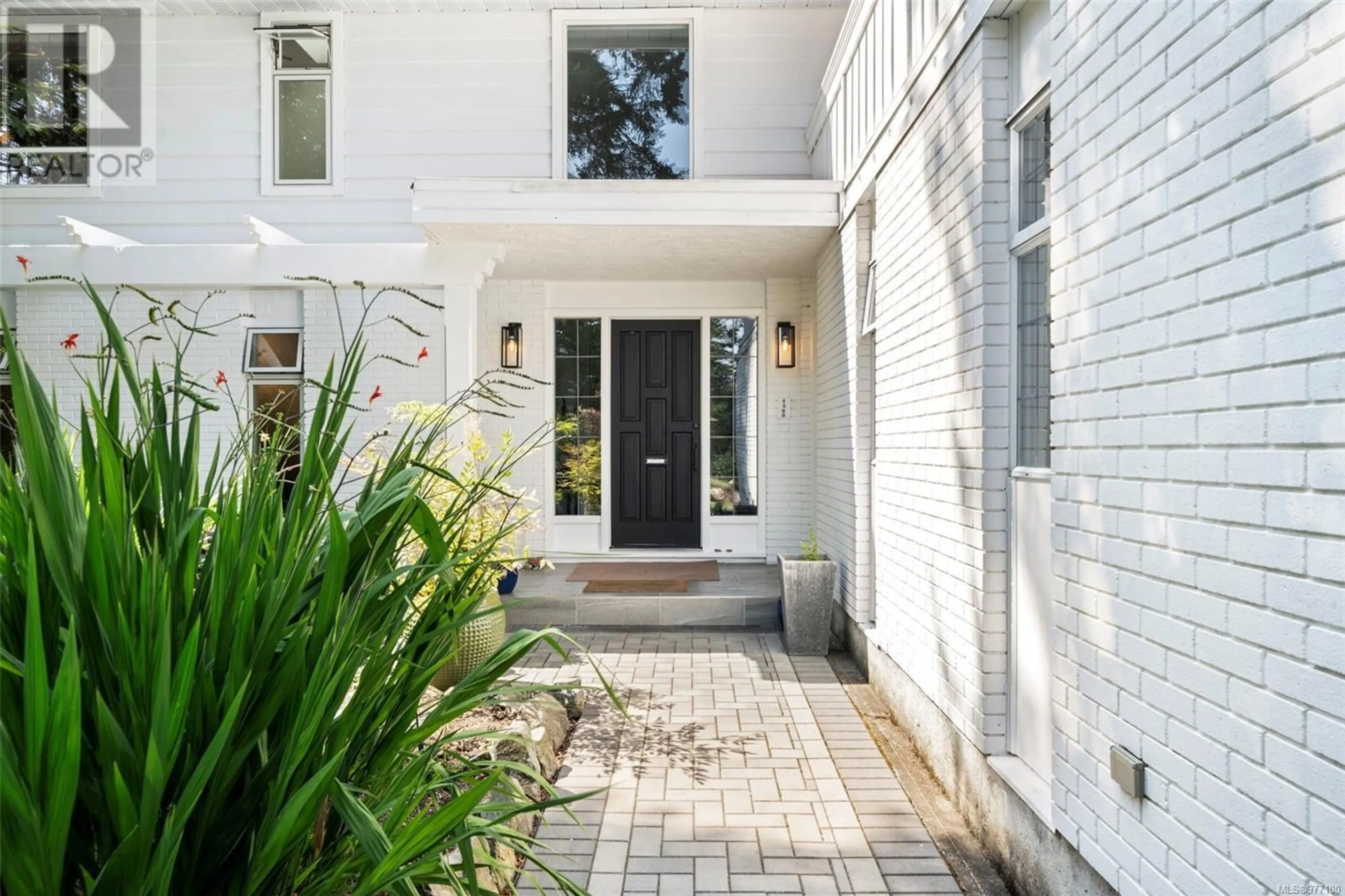 Indoor entryway, wood floors for 4560 Balmacarra Rd, Saanich British Columbia V8N3W3