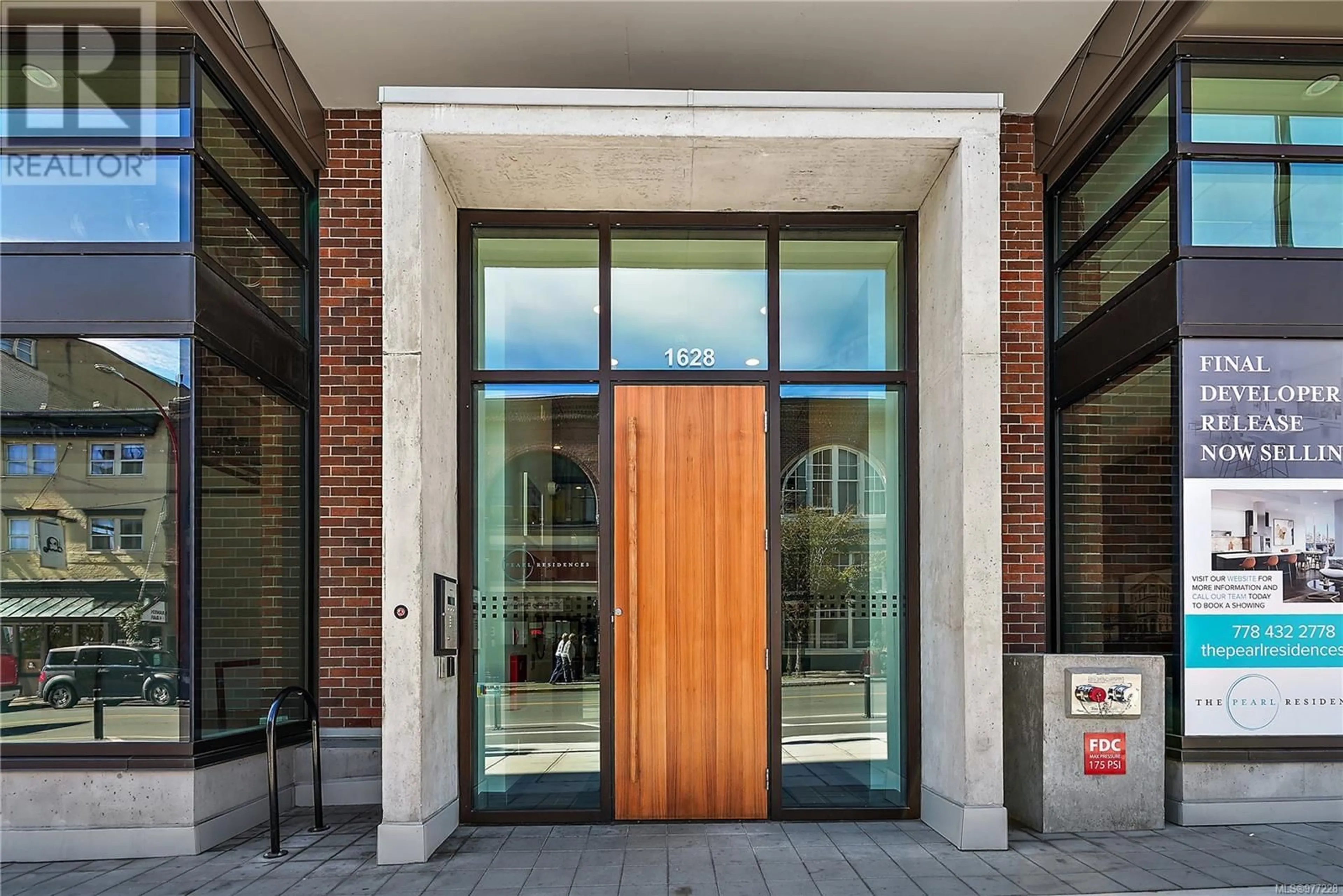 Indoor entryway, wood floors for 502 1628 Store St, Victoria British Columbia V8W0H1