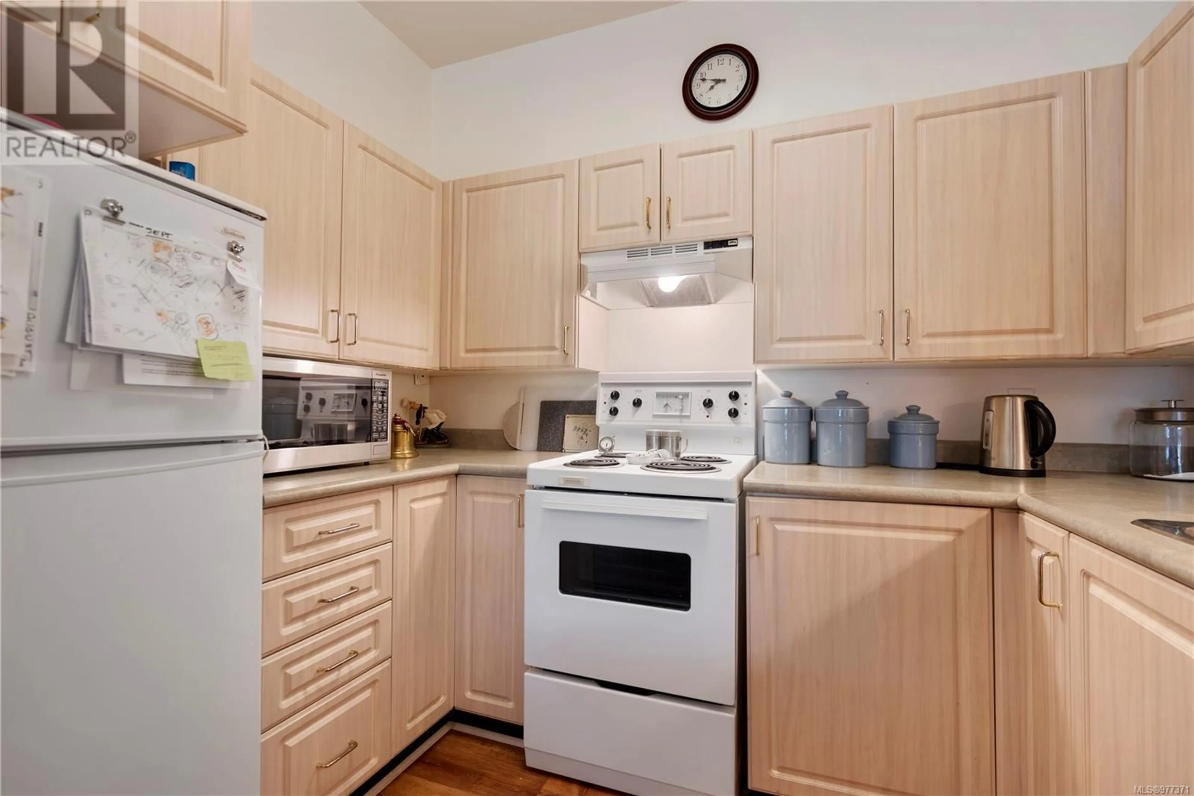 Standard kitchen, wood floors, cottage for 115 1485 Garnet Rd, Saanich British Columbia V8P5T5