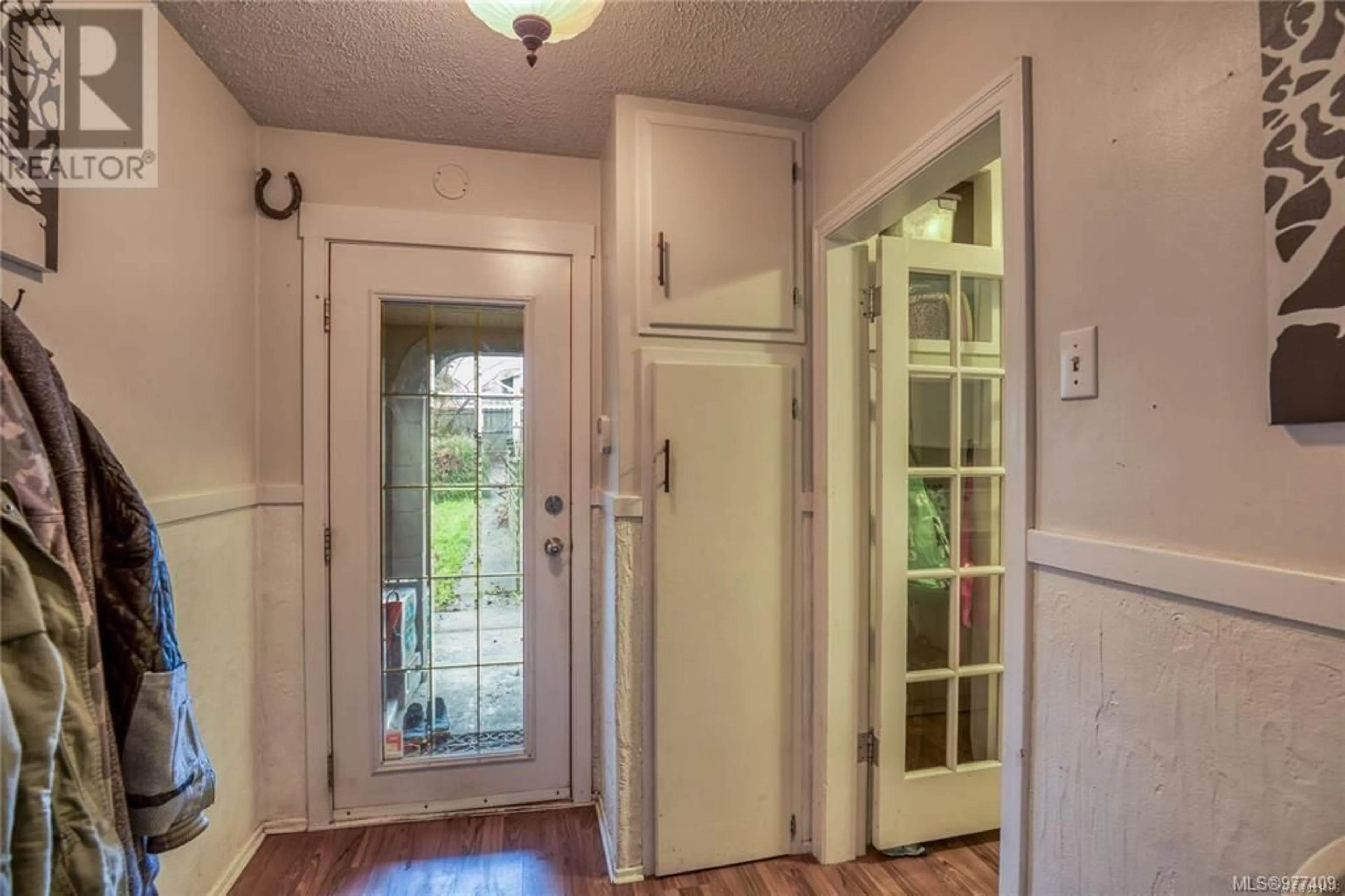 Indoor entryway, wood floors for 724 Nicol St, Nanaimo British Columbia V9R4V1