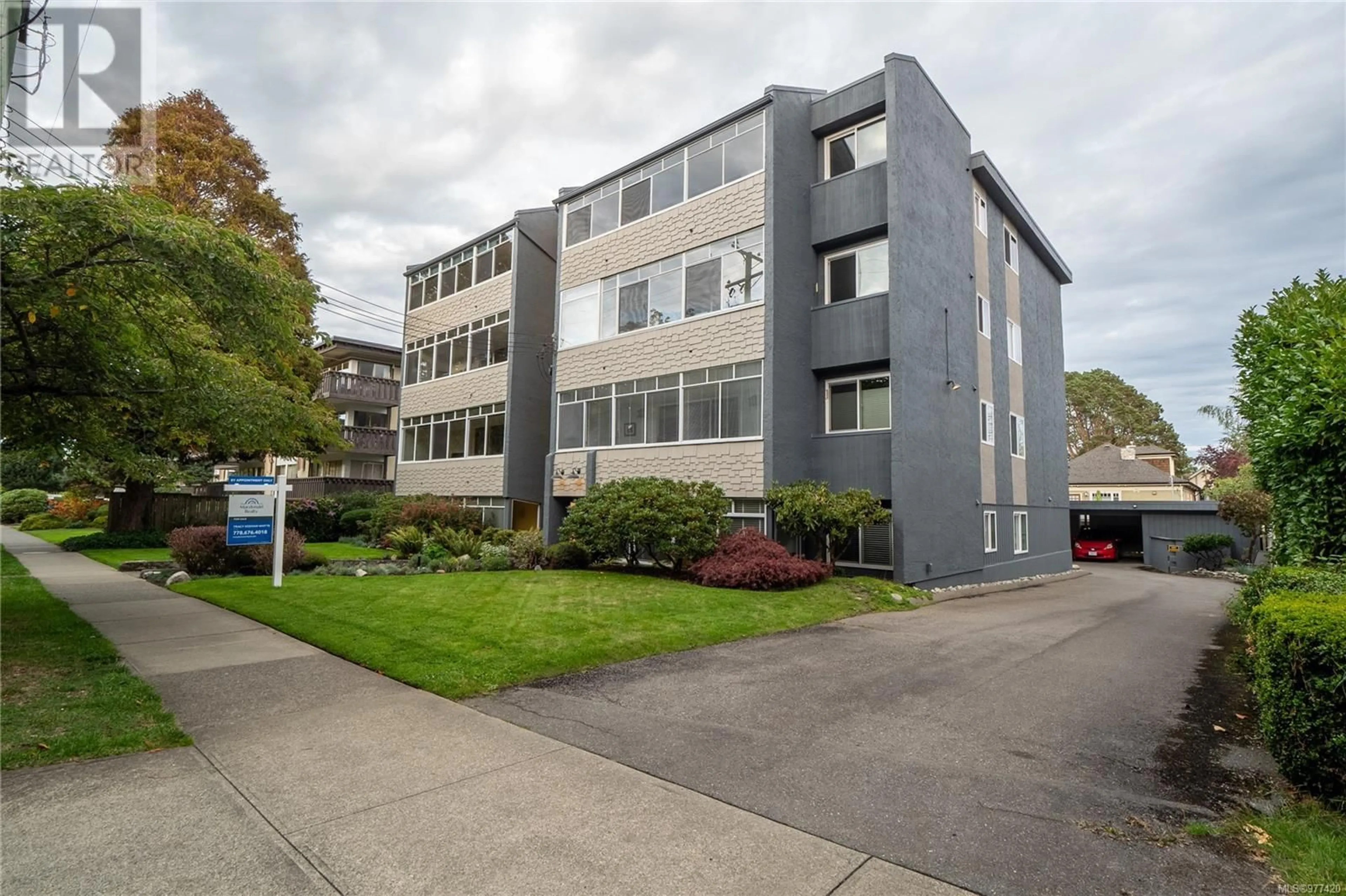 A pic from exterior of the house or condo, the front or back of building for 201 978 Heywood Ave, Victoria British Columbia V8V2Y4