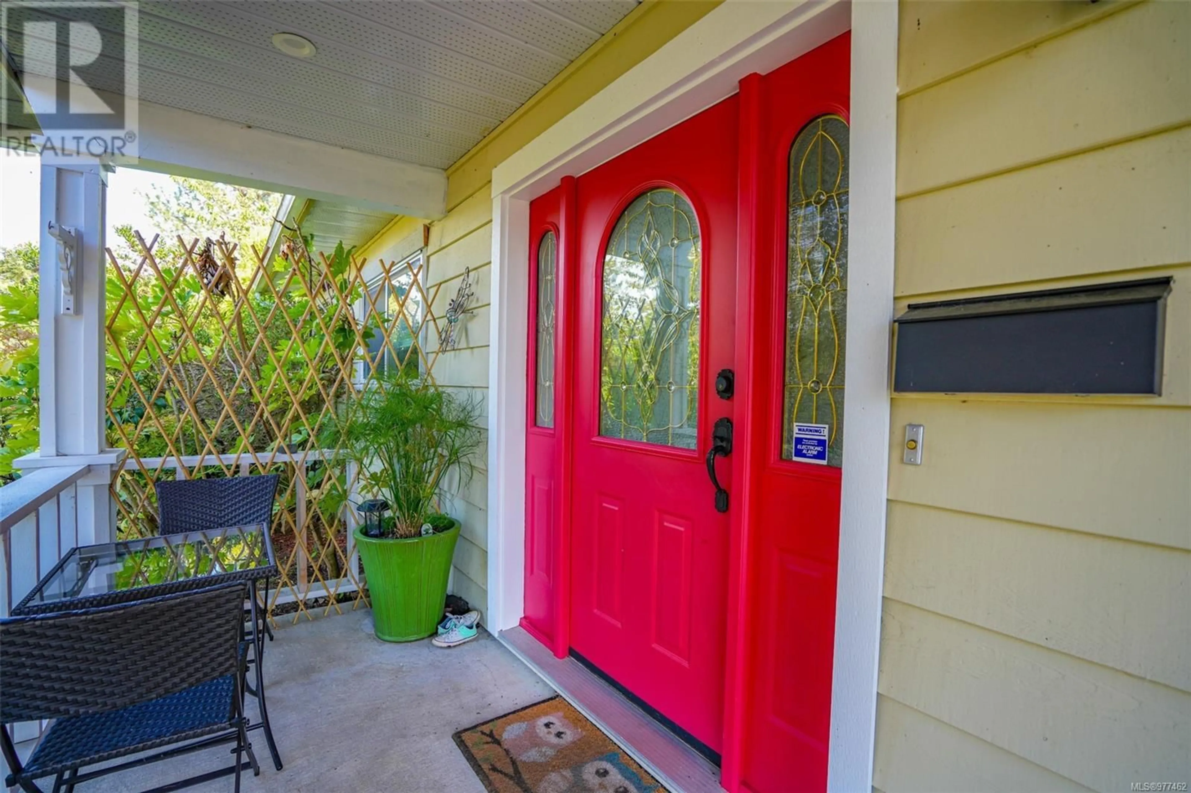 Indoor entryway, wood floors for 182 Cedar St, Parksville British Columbia V9P1J3