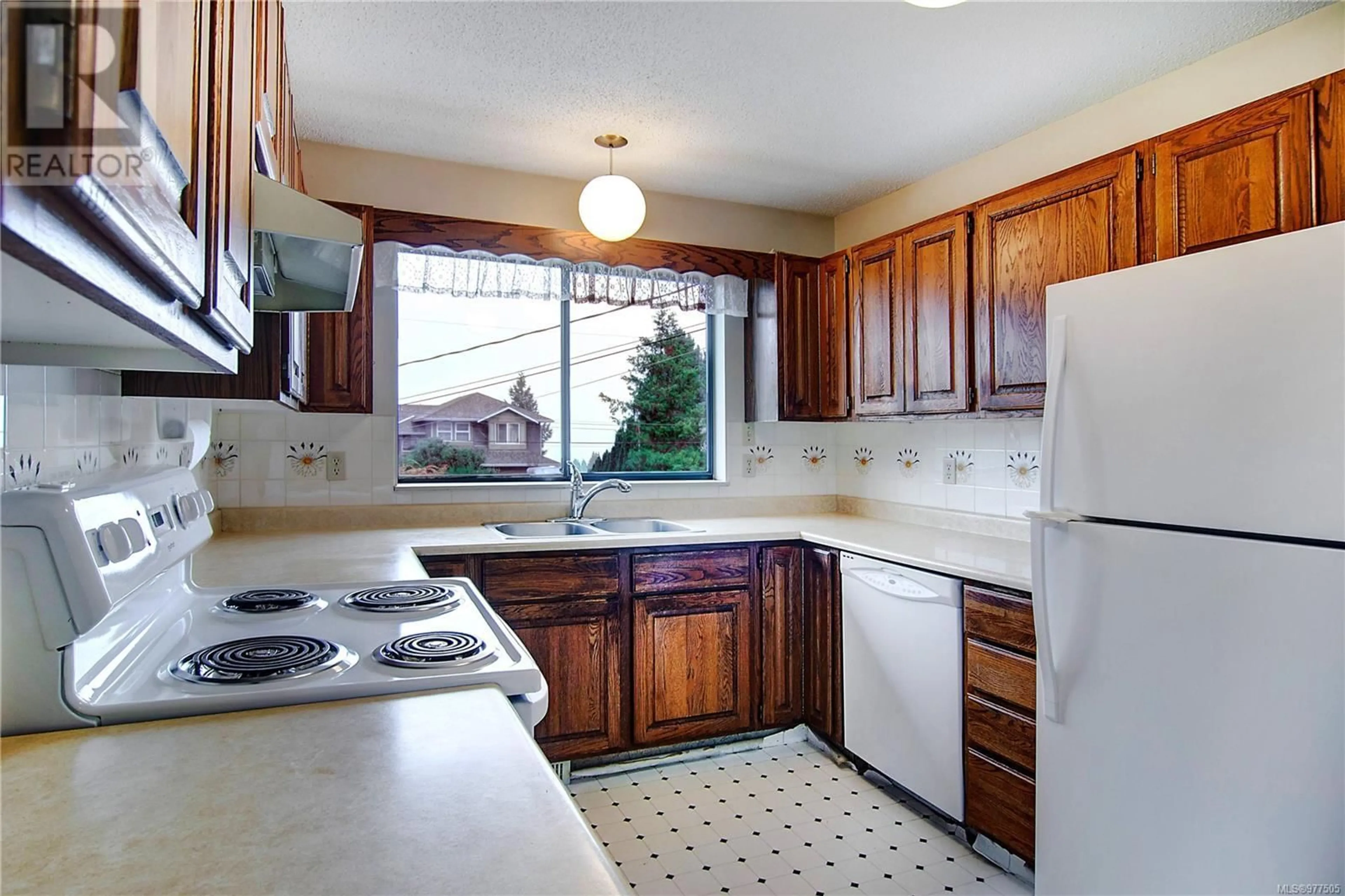 Standard kitchen, wood floors, cottage for 10890 Willcox Rd, Saltair British Columbia V9G1Z6