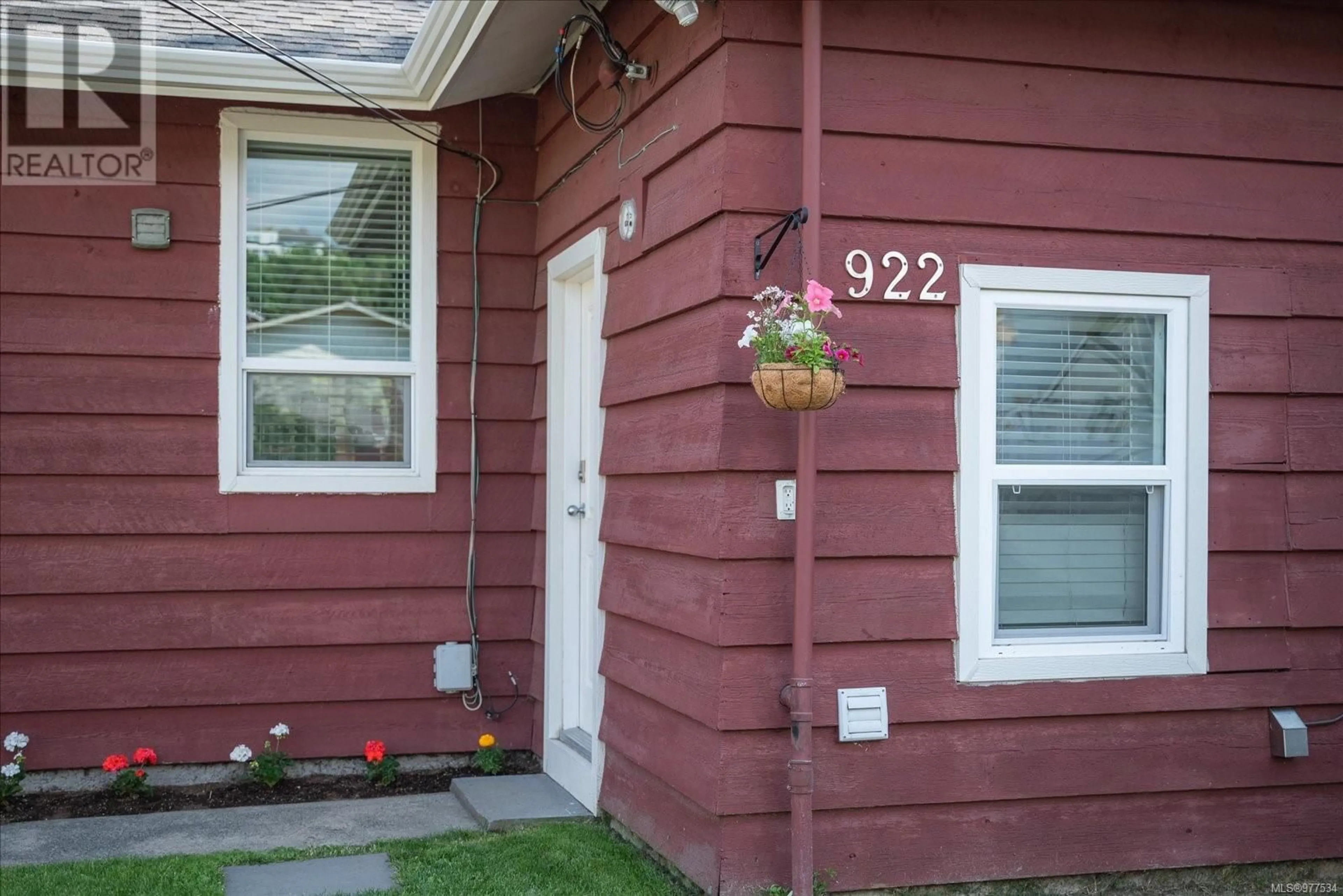 A pic from exterior of the house or condo, cottage for 922 Esplanade Ave, Ladysmith British Columbia V9G1A7