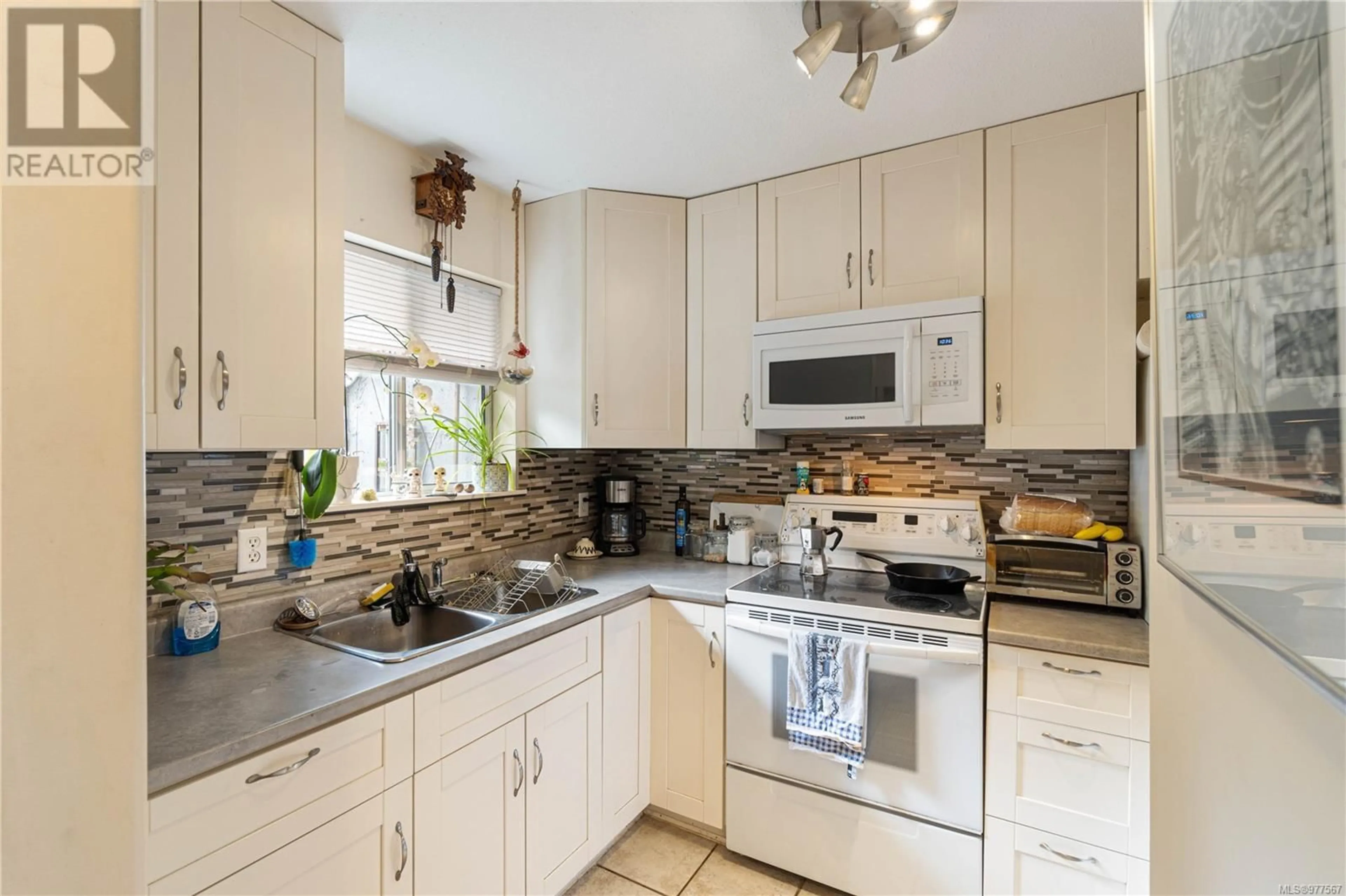 Standard kitchen, wood floors, cottage for 1 68 Mill St, Nanaimo British Columbia V9R5A6