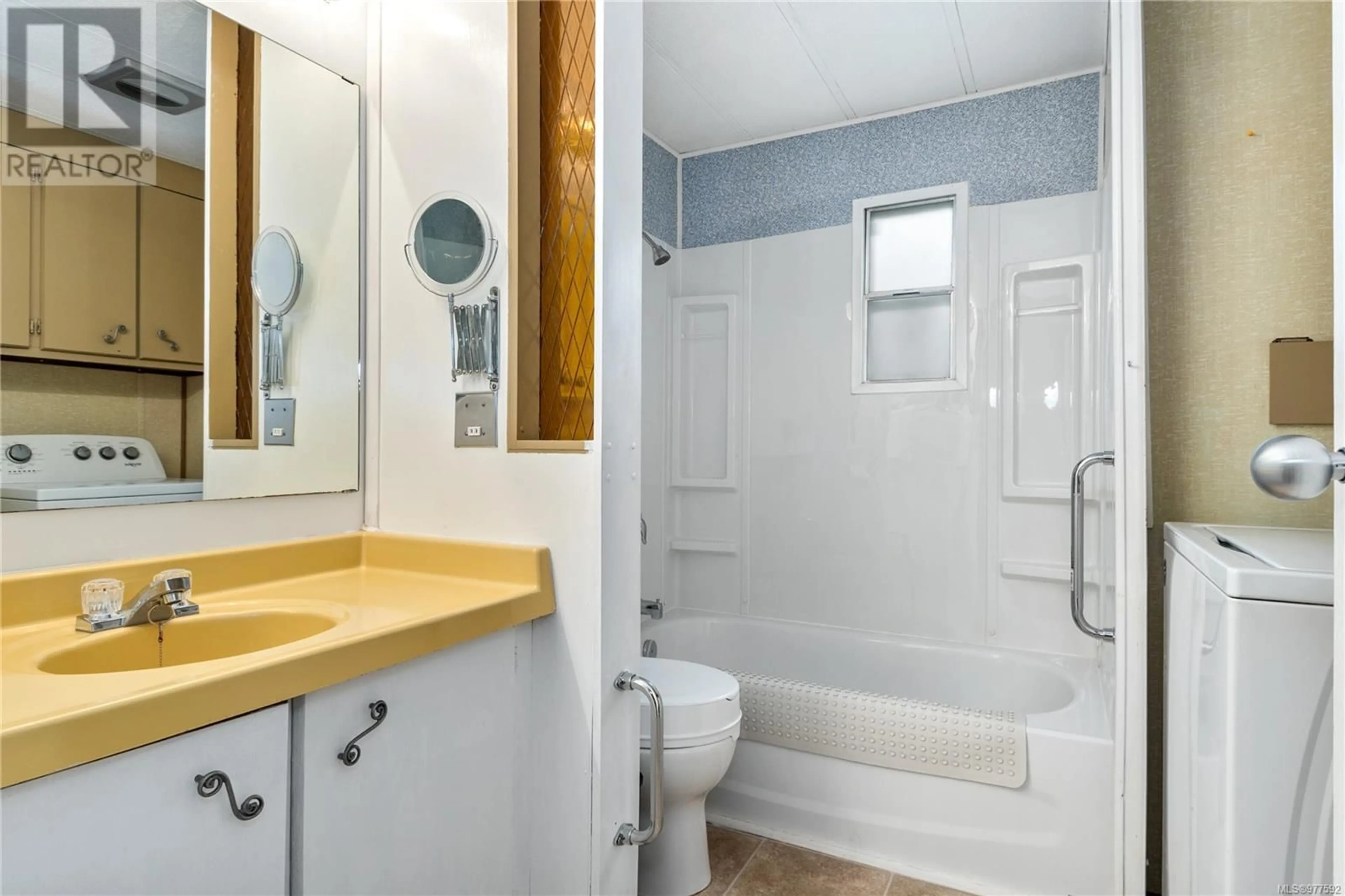 Standard bathroom for 68 951 Homewood Rd, Campbell River British Columbia V9W3N7