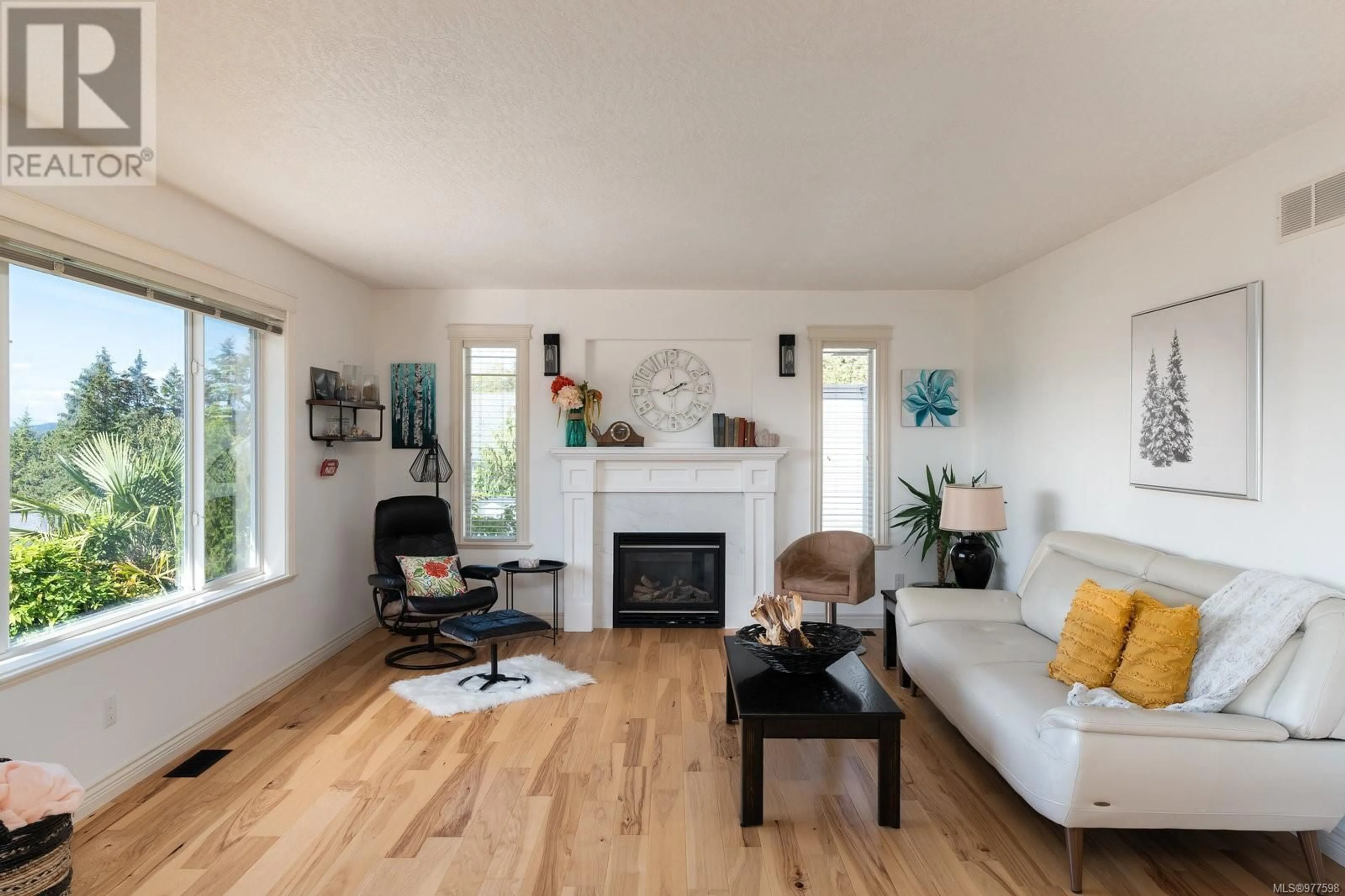 Living room, wood floors for 2360 Tanner Ridge Pl, Central Saanich British Columbia V8Z7X6