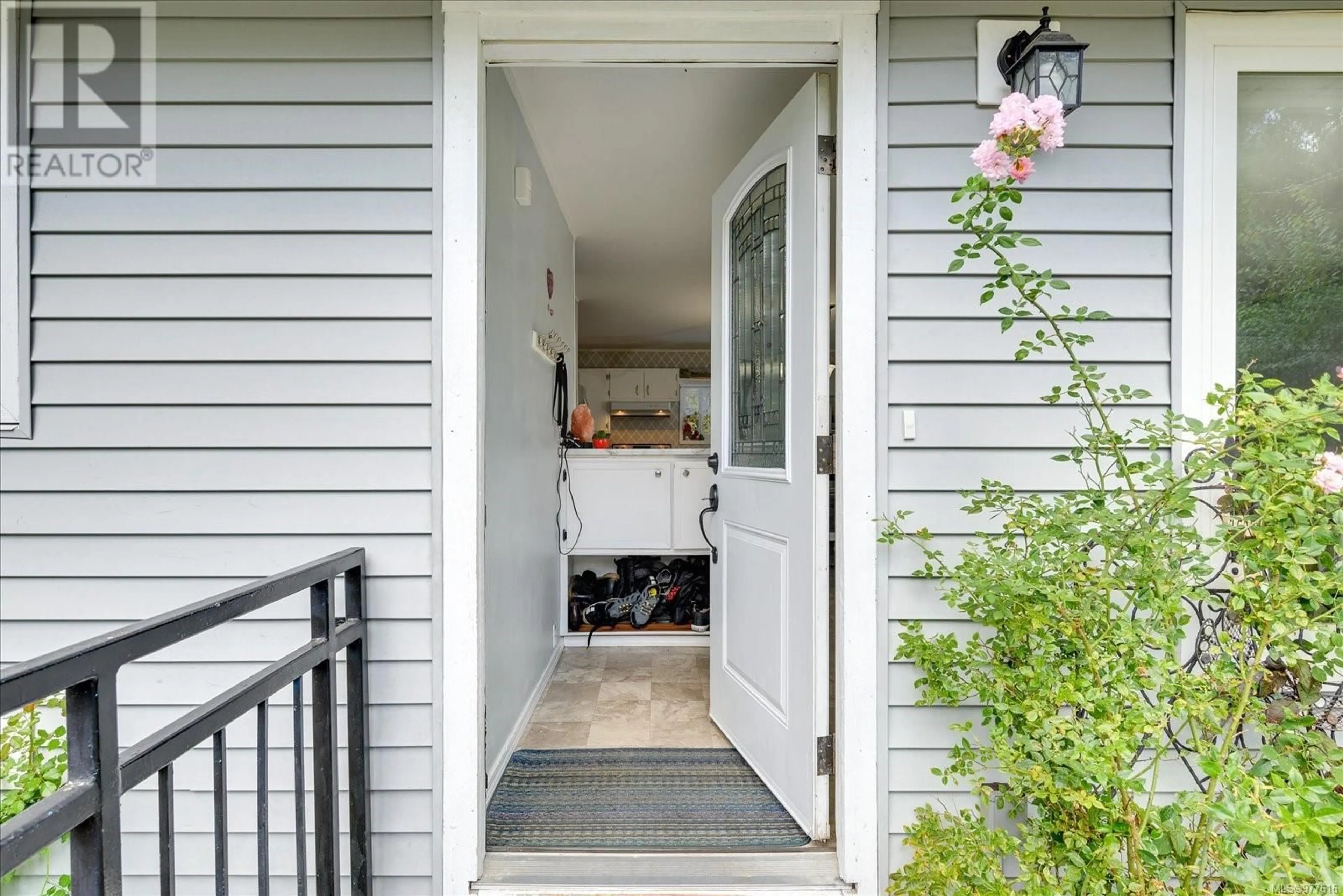 Indoor entryway, wood floors for 3115 Rinvold Rd, Hilliers British Columbia V9K1X3