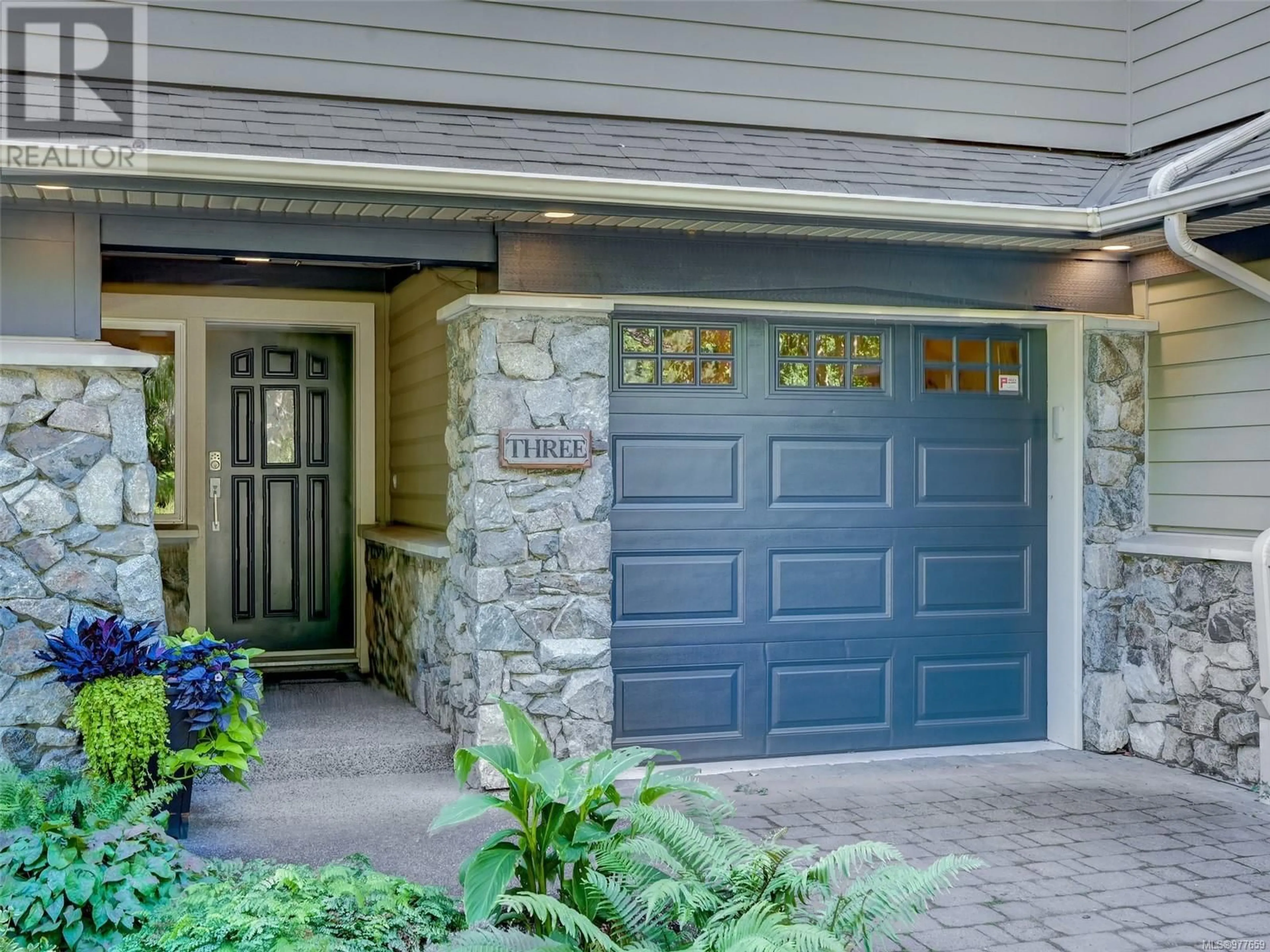 Indoor entryway for 3 1115 Craigflower Rd, Esquimalt British Columbia V9A7R1