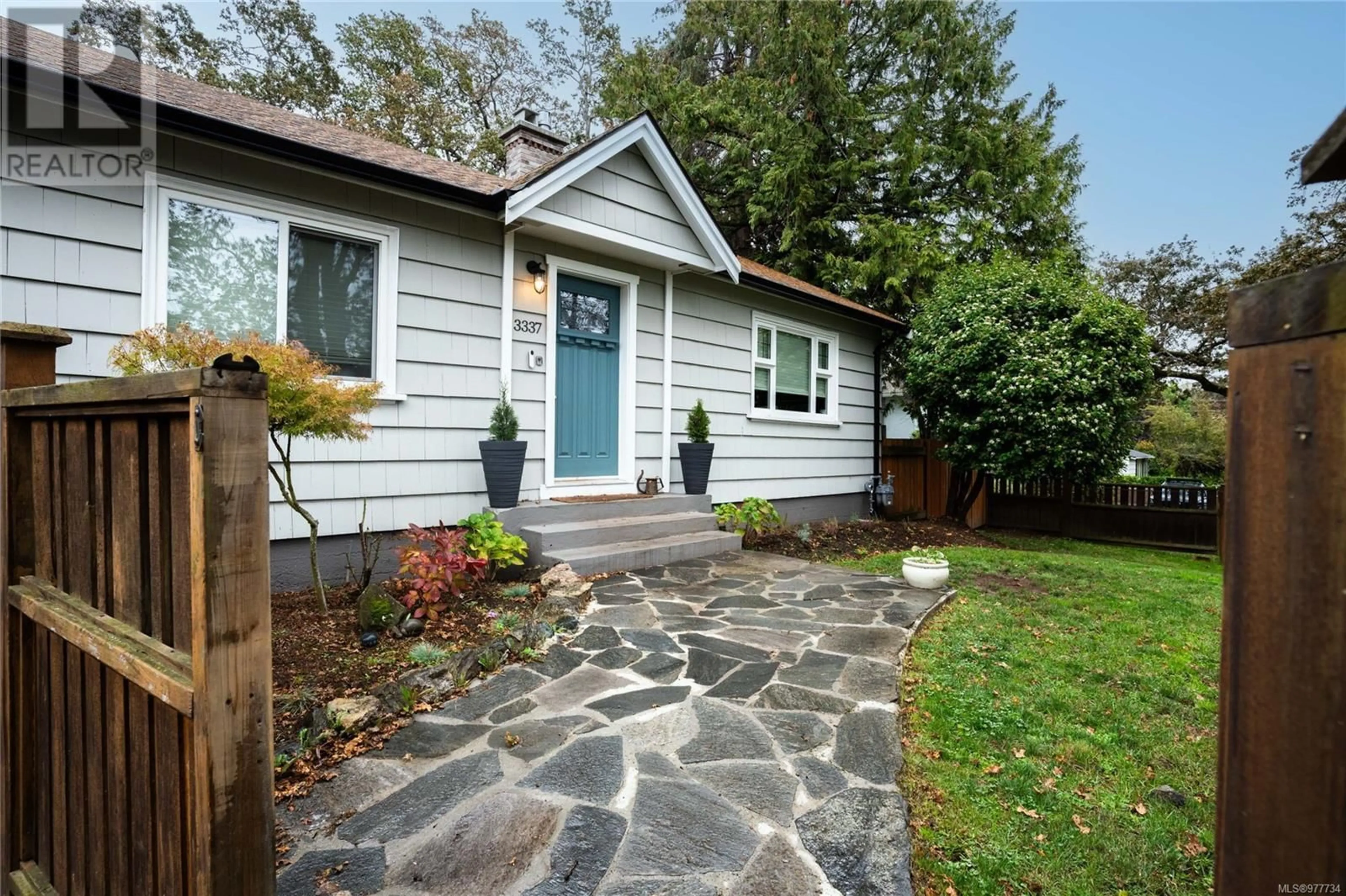 Frontside or backside of a home for 3337 Richmond Rd, Saanich British Columbia V8P4P3