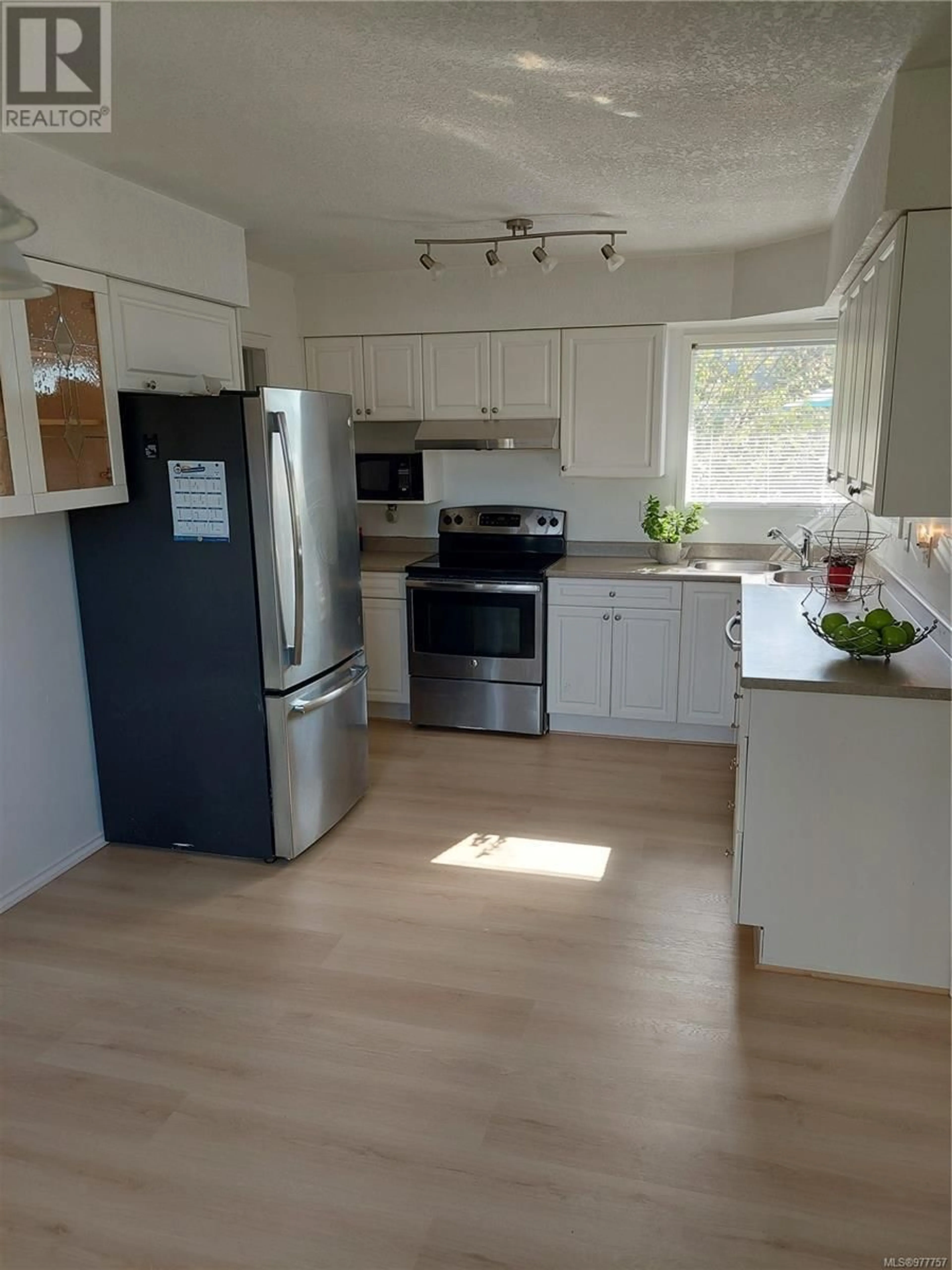 Kitchen, wood floors, cottage for 454 Wheeler Ave, Parksville British Columbia V9P1H6