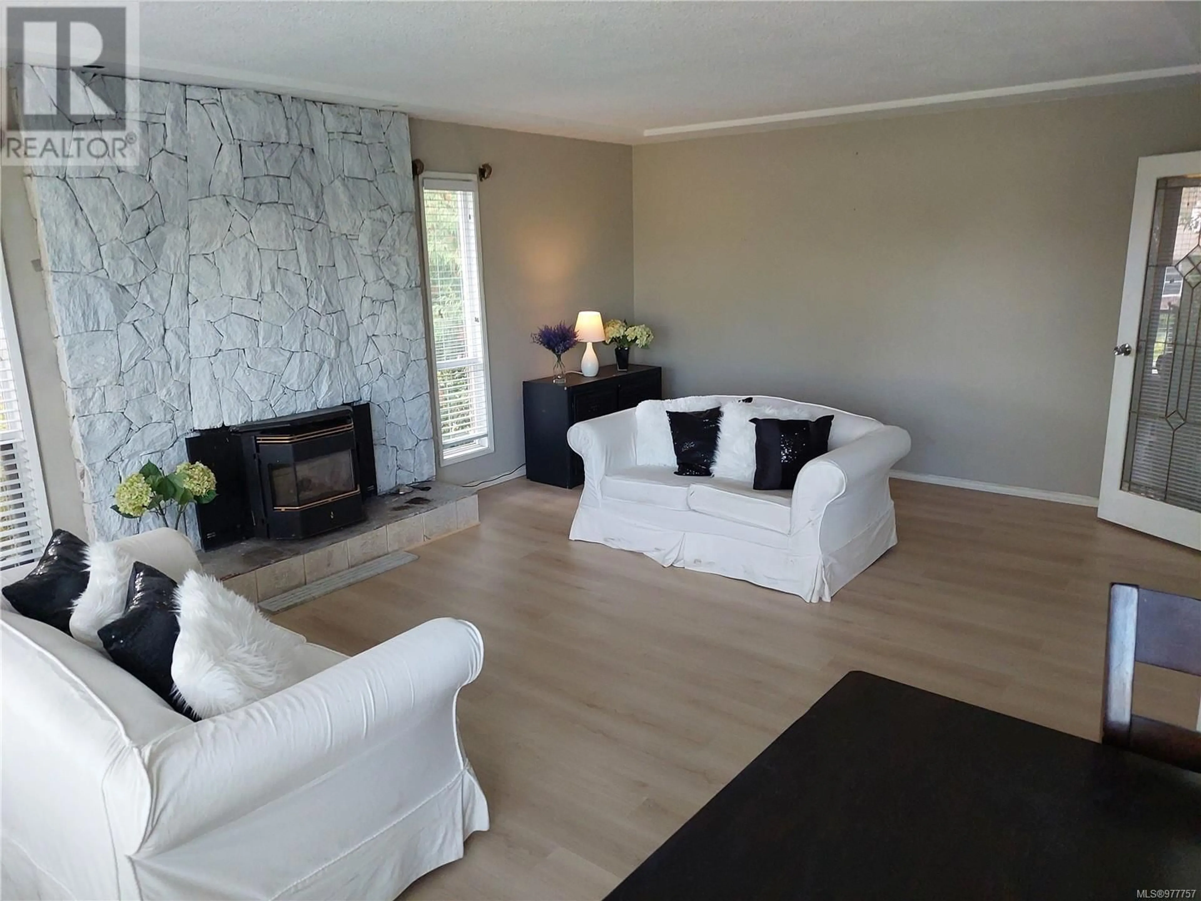 Living room, wood floors for 454 Wheeler Ave, Parksville British Columbia V9P1H6