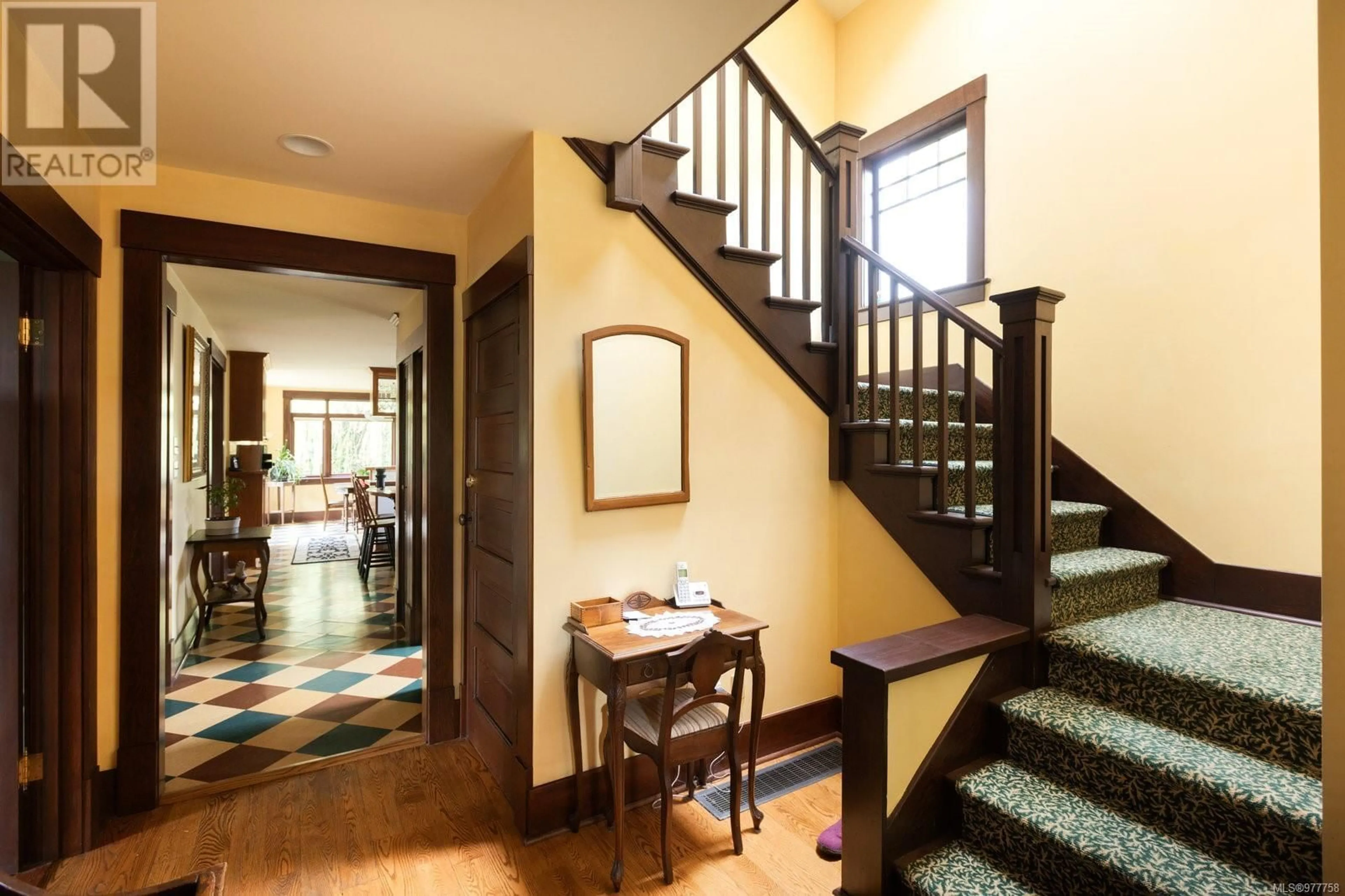 Indoor foyer for 40 Wellington Ave, Victoria British Columbia V8V4H6