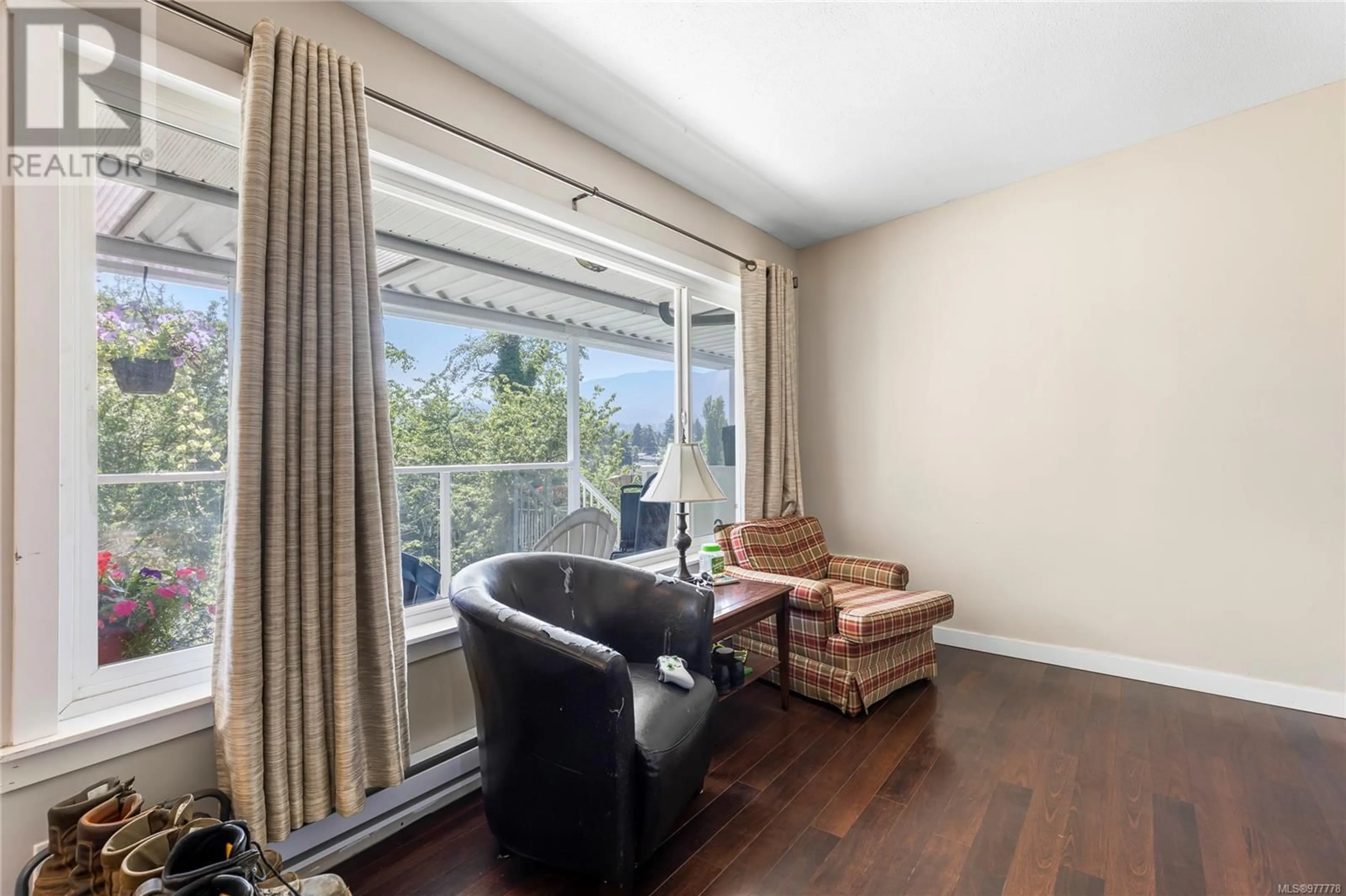 Living room with furniture, wood/laminate floor for 1211 BUSH STREET, Nanaimo British Columbia V9S1J8