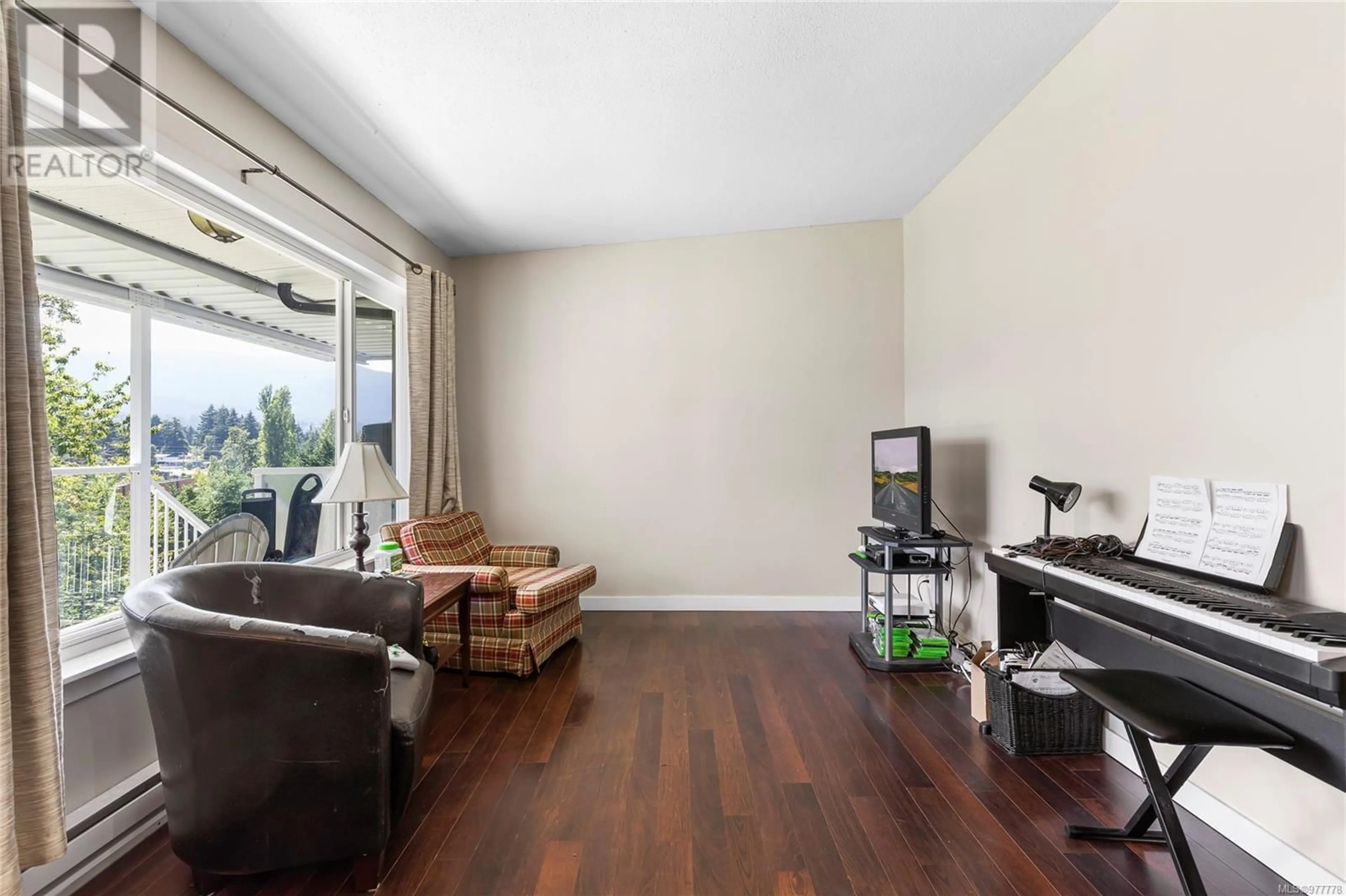 Living room with furniture, wood/laminate floor for 1211 BUSH STREET, Nanaimo British Columbia V9S1J8