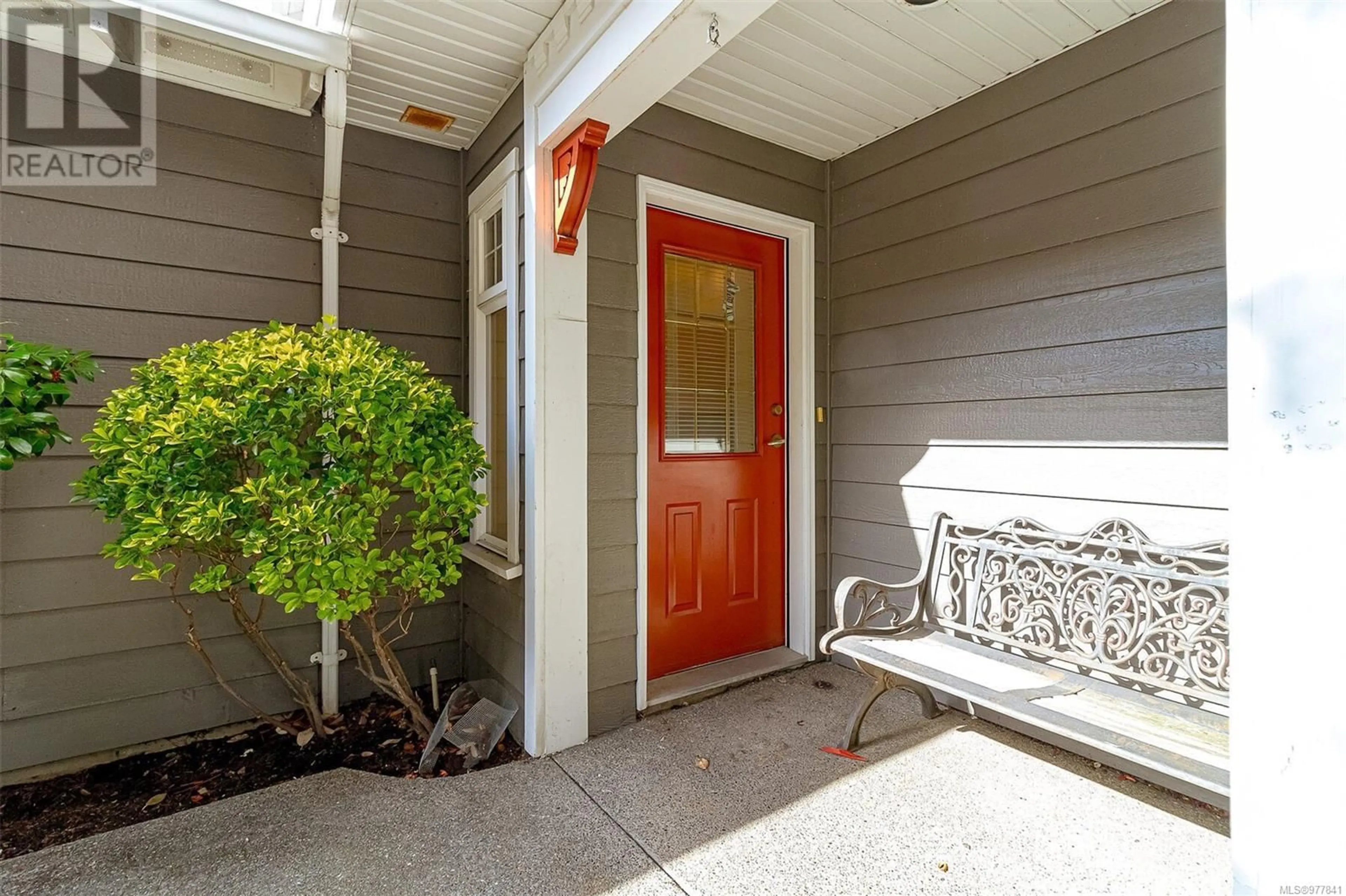 Indoor entryway for 14 922 Arm St, Esquimalt British Columbia V9A4G5