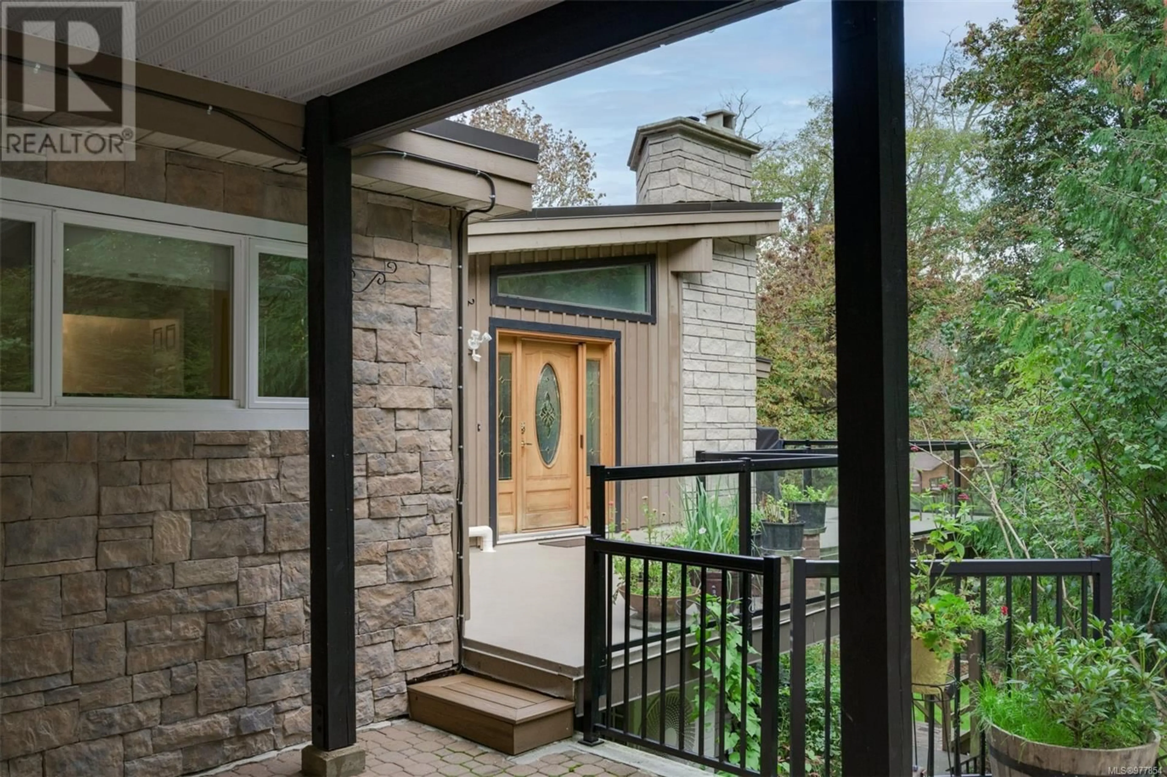 Indoor entryway for 11015 Larkspur Lane, North Saanich British Columbia V8L5N6