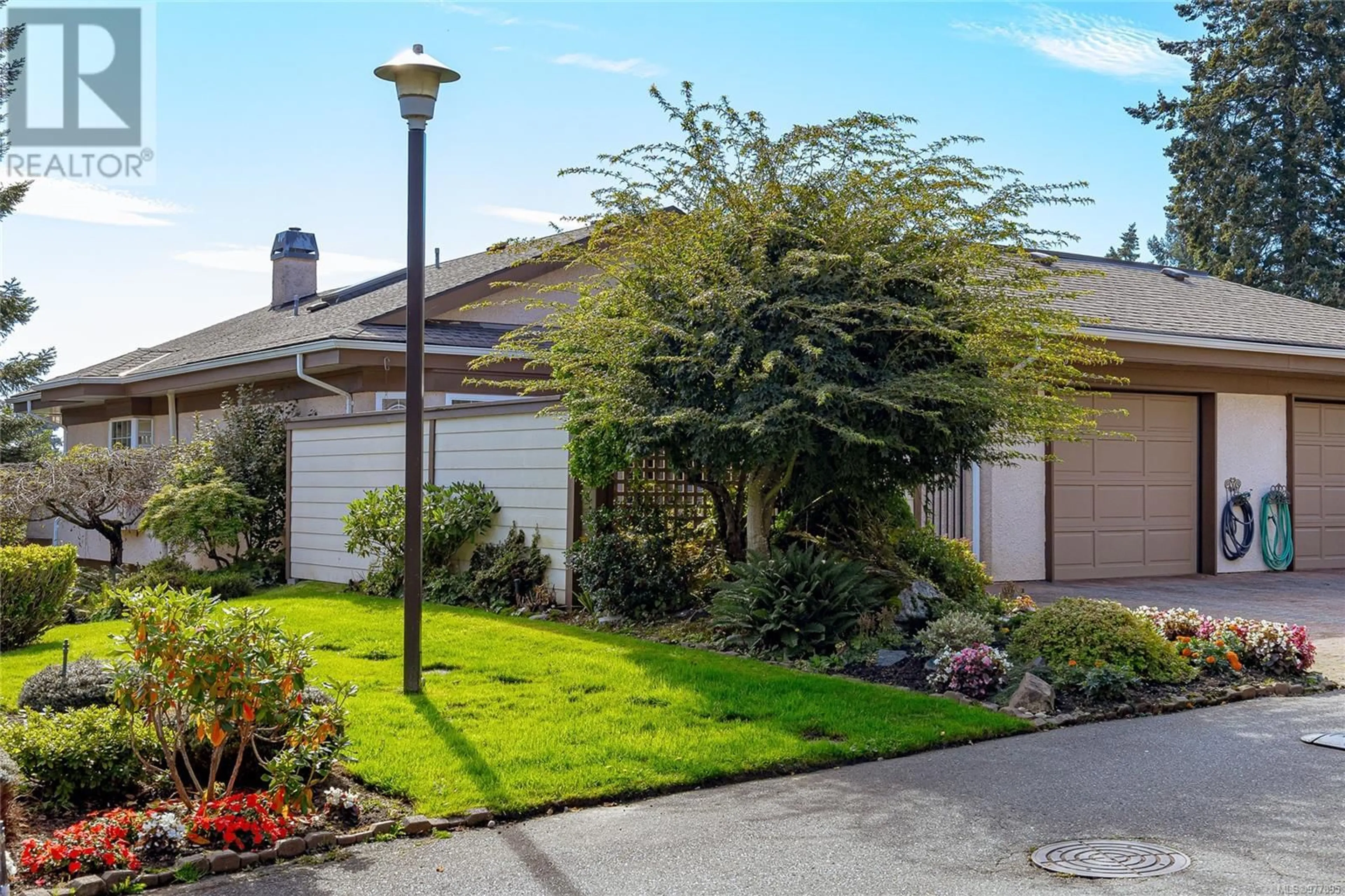 Frontside or backside of a home, the street view for 6 901 Kentwood Lane, Saanich British Columbia V8Y2Y5