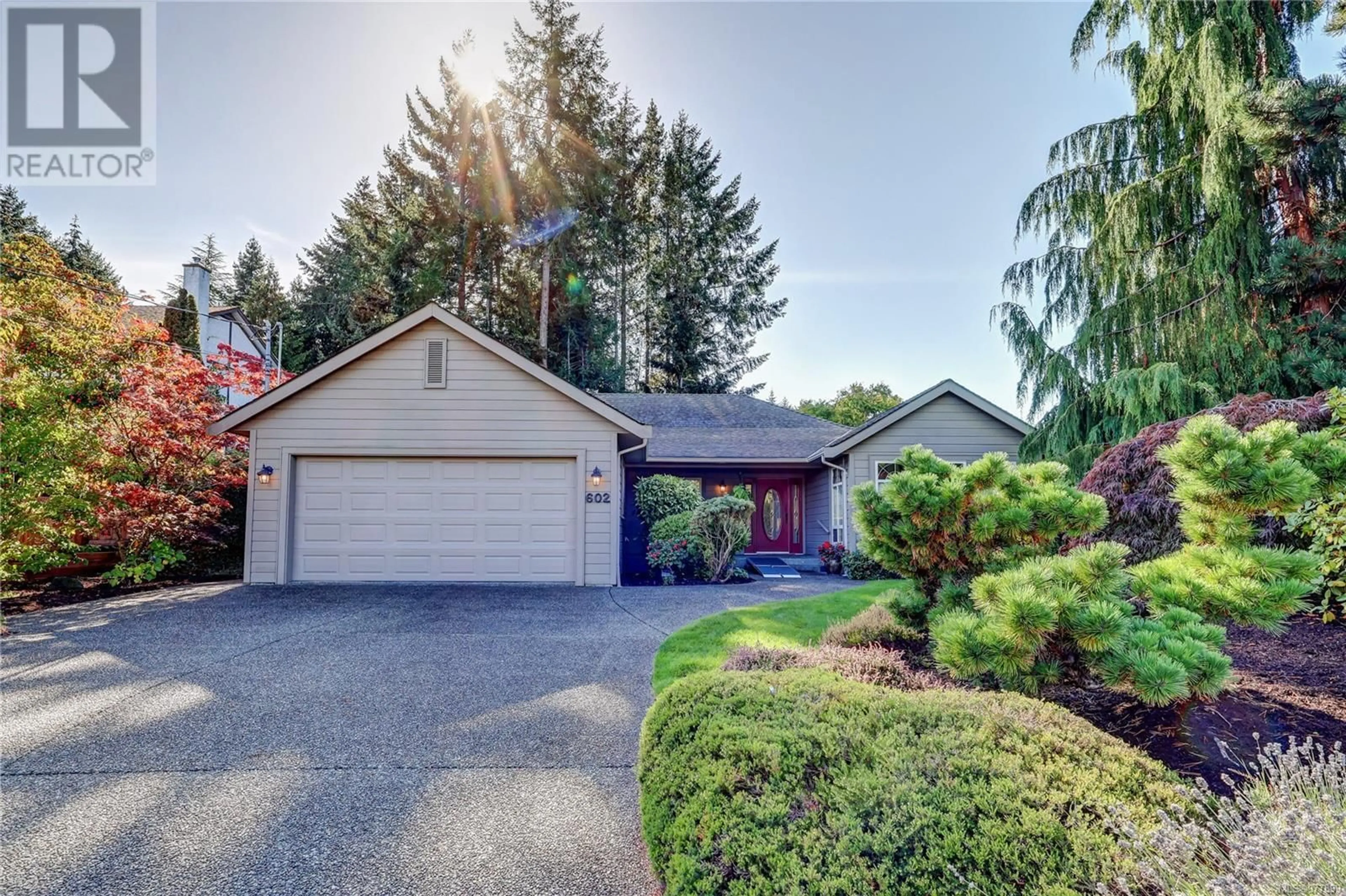 Home with vinyl exterior material for 602 Dogwood Rd, Qualicum Beach British Columbia V9K1A9