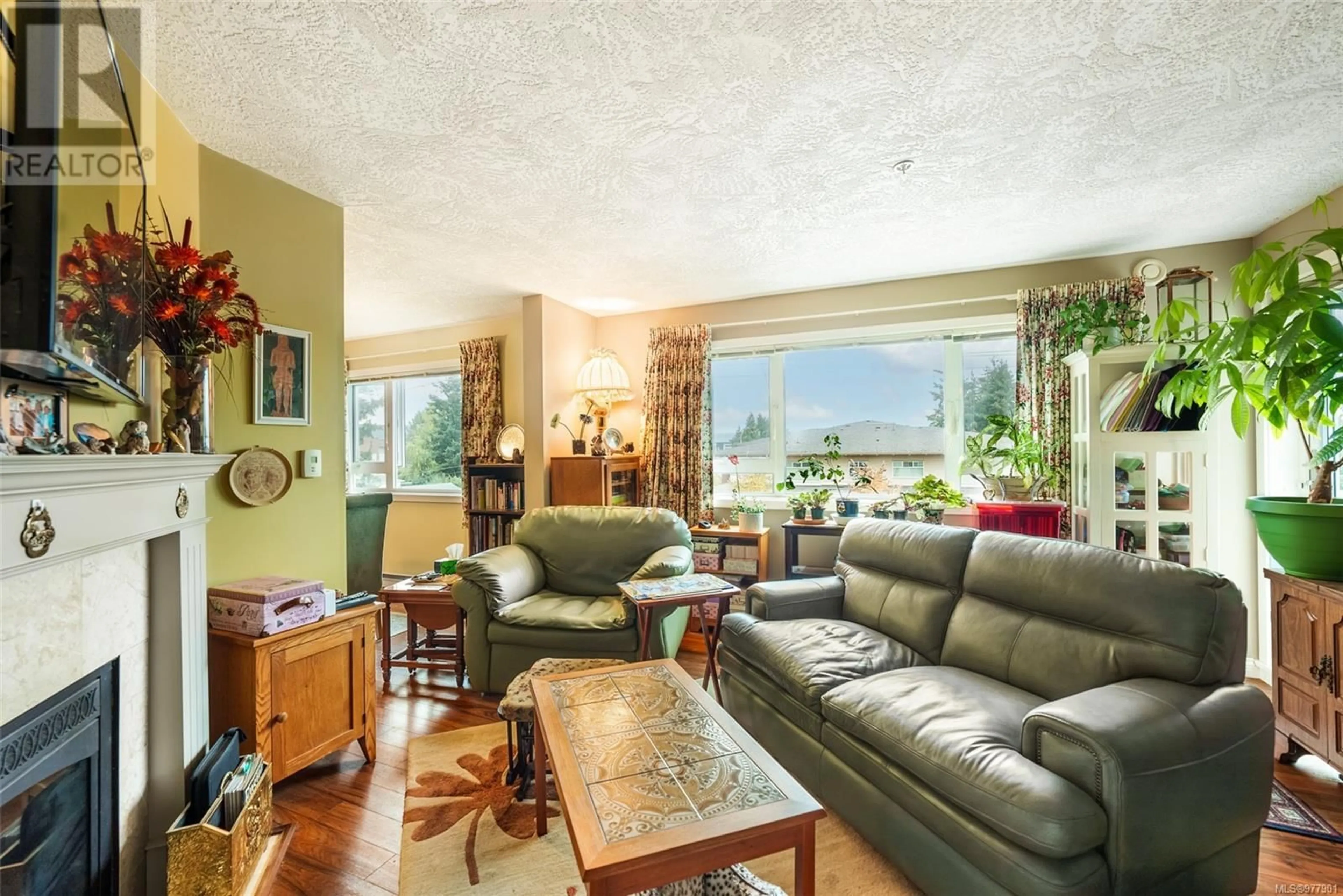 Living room, wood floors for 401 9975 Fifth St, Sidney British Columbia V8L2X6