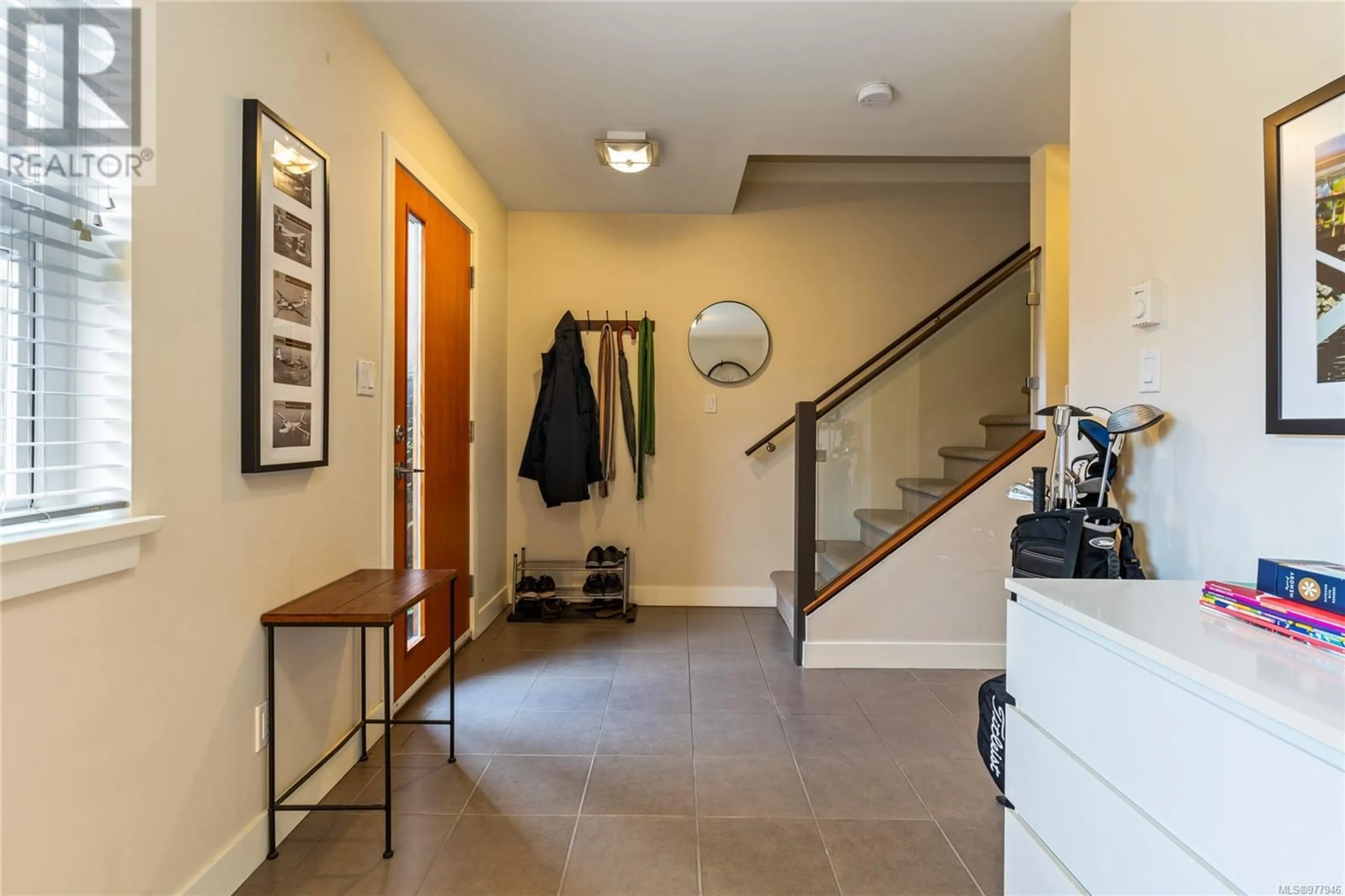 Indoor foyer, wood floors for 3 1137 Meares St, Victoria British Columbia V8V3J9