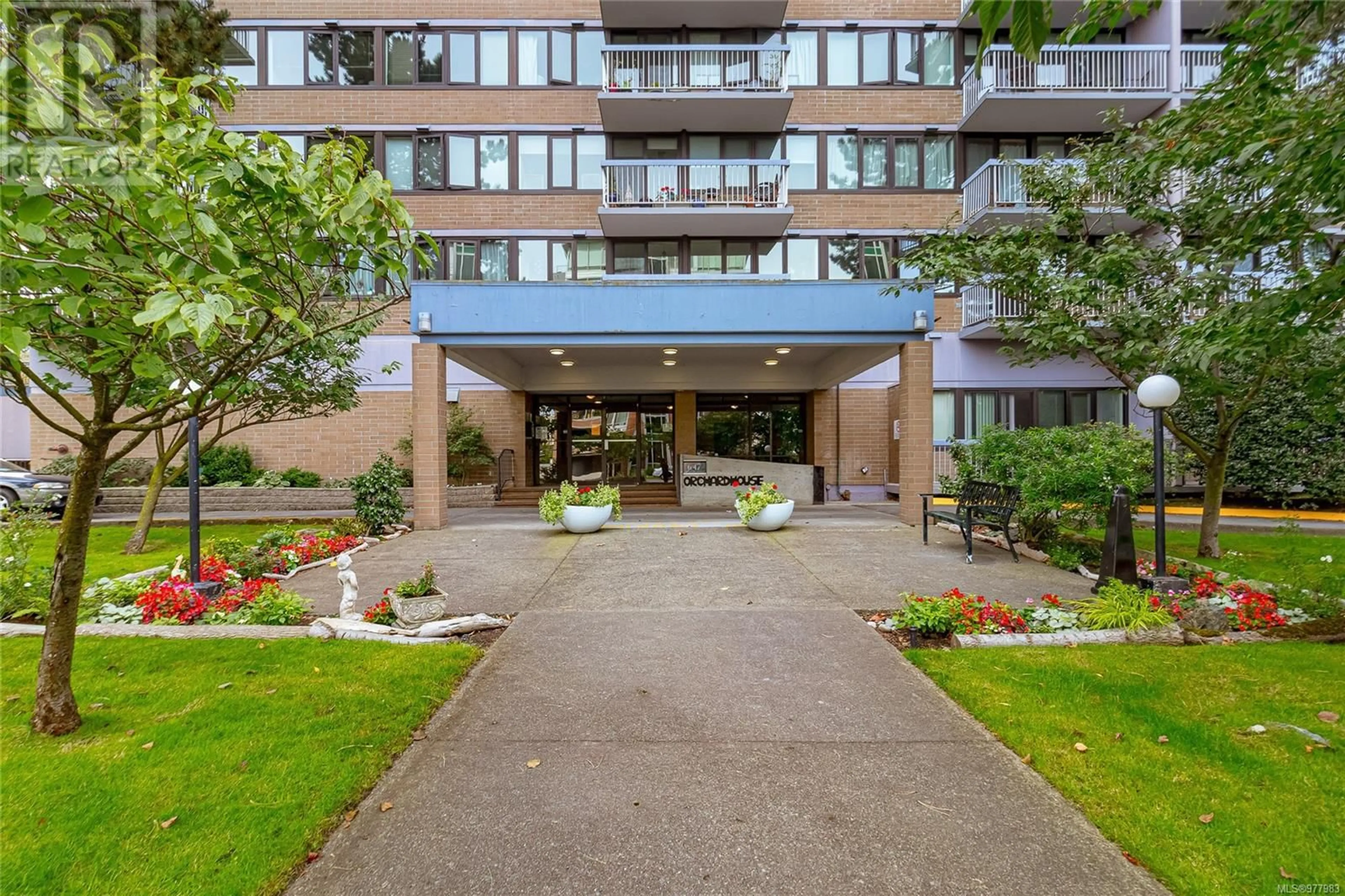 A pic from exterior of the house or condo, the front or back of building for 609 647 Michigan St, Victoria British Columbia V8V1S9