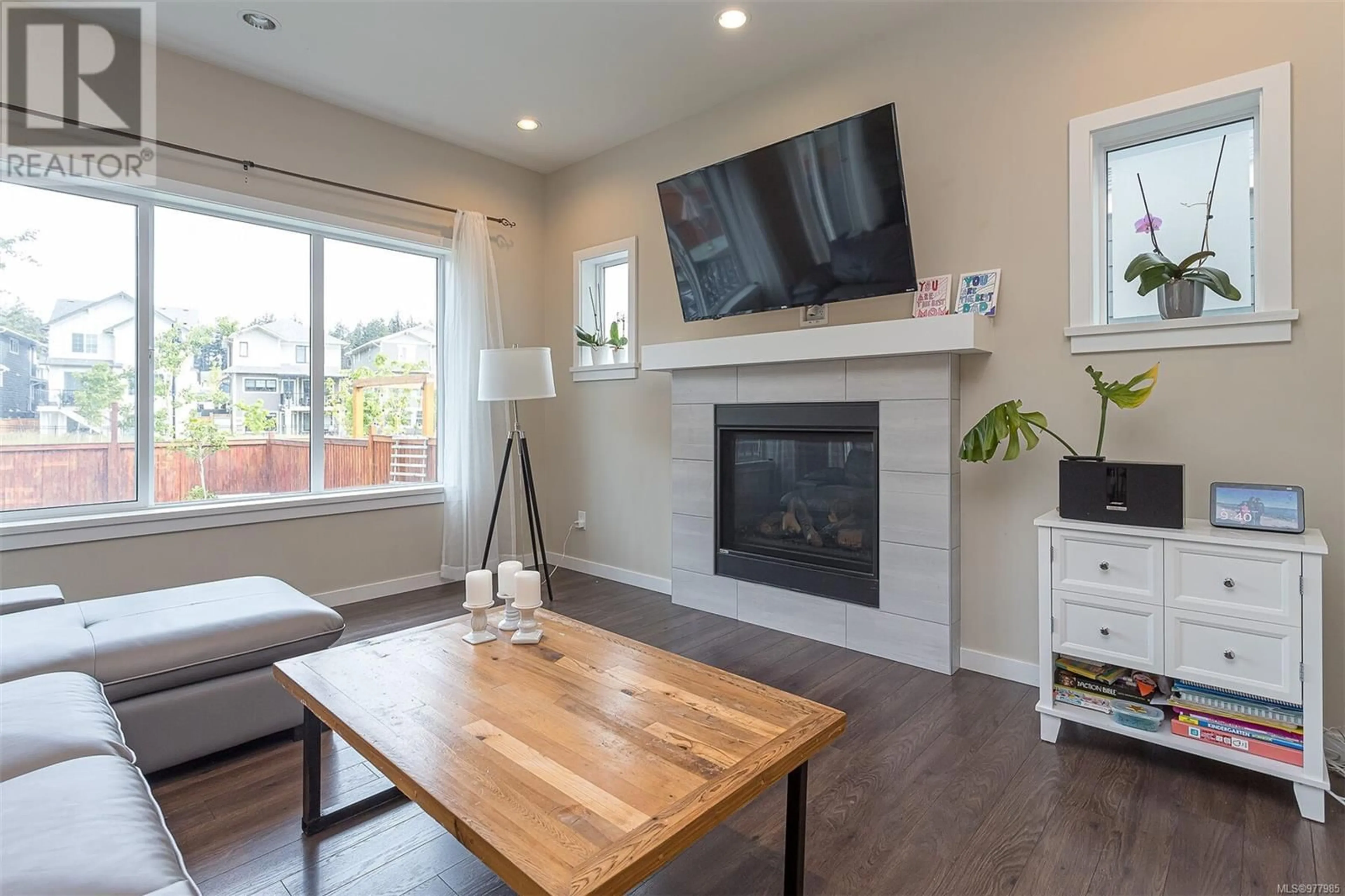 Living room, wood floors for 402 Bonaparte St, Colwood British Columbia V9C0M1