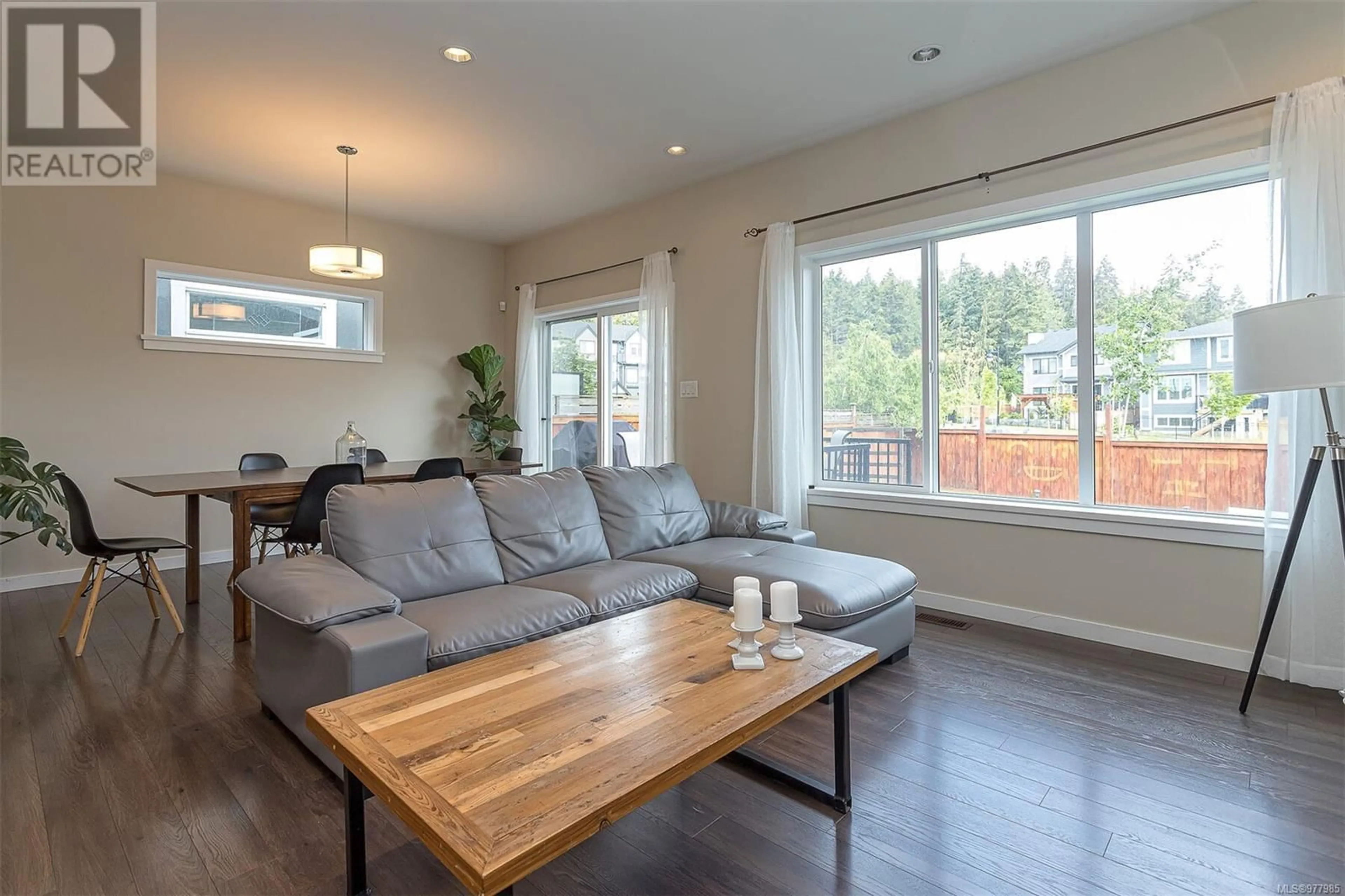 Living room, wood floors for 402 Bonaparte St, Colwood British Columbia V9C0M1