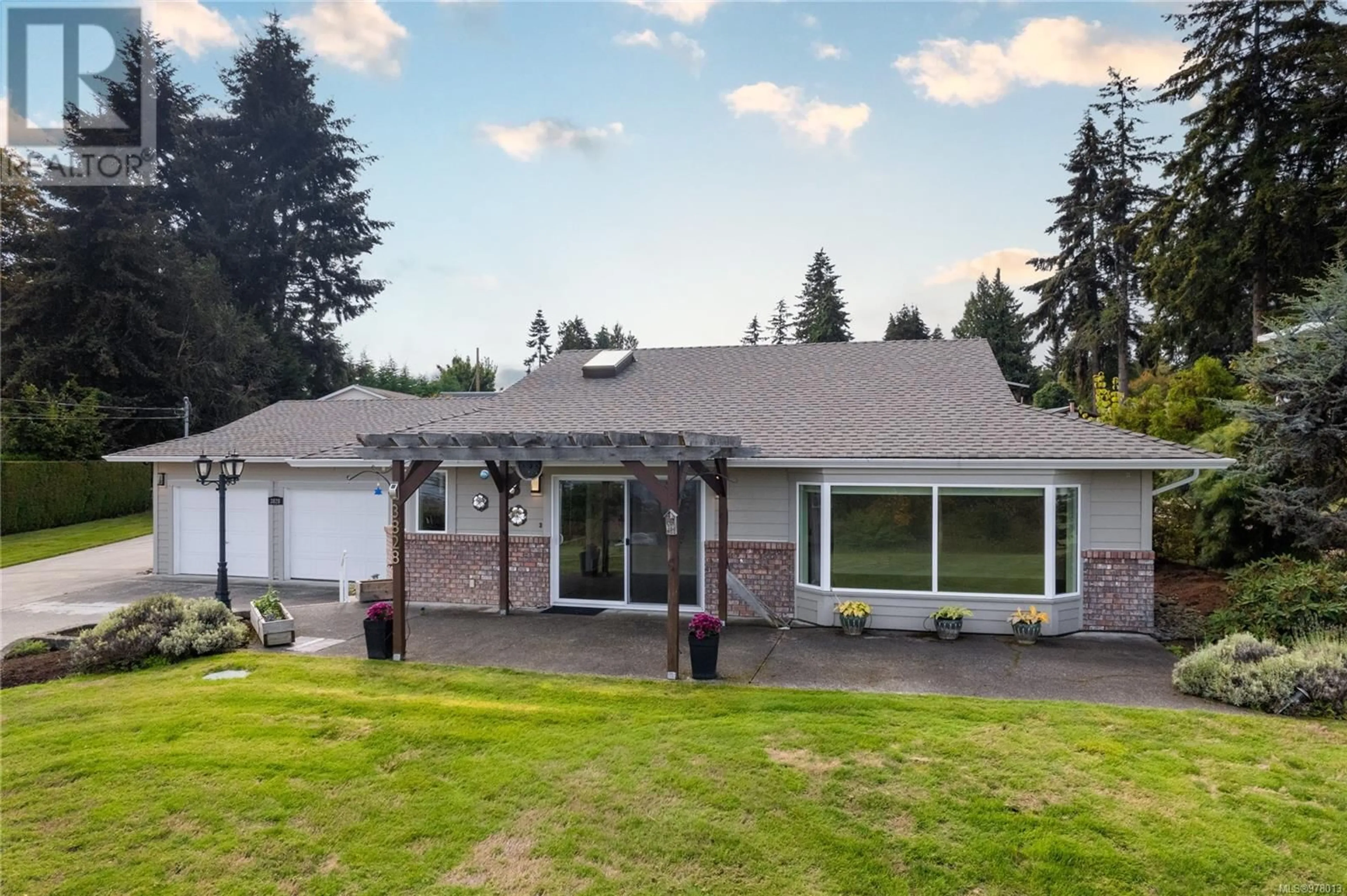 Home with vinyl exterior material for 3828 Island Hwy W, Qualicum Beach British Columbia V9K2G9