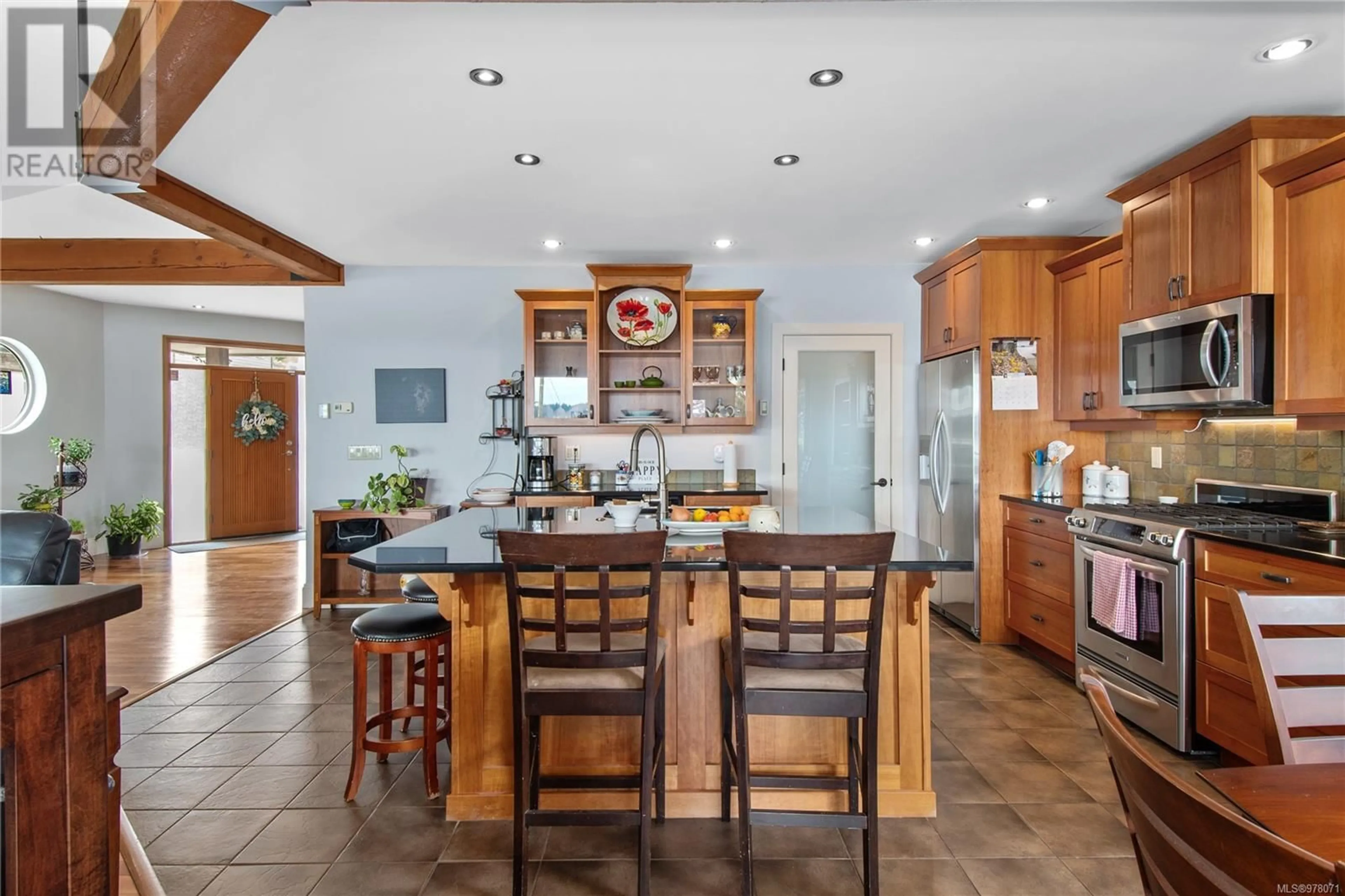 Open concept kitchen for 580 Island Hwy, Campbell River British Columbia V9W2C1