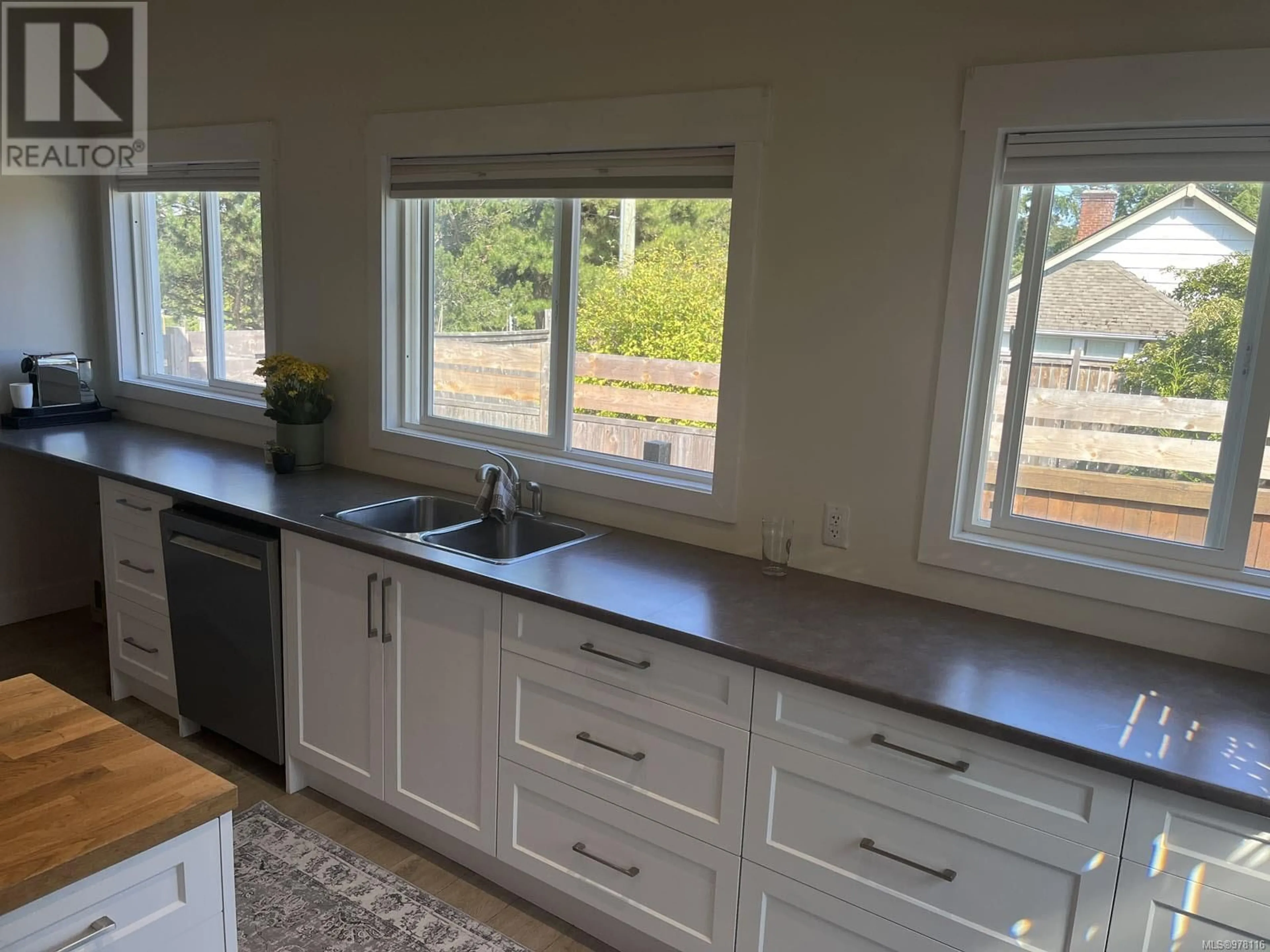 Open concept kitchen for 917 Comox Rd, Nanaimo British Columbia V9R3J7