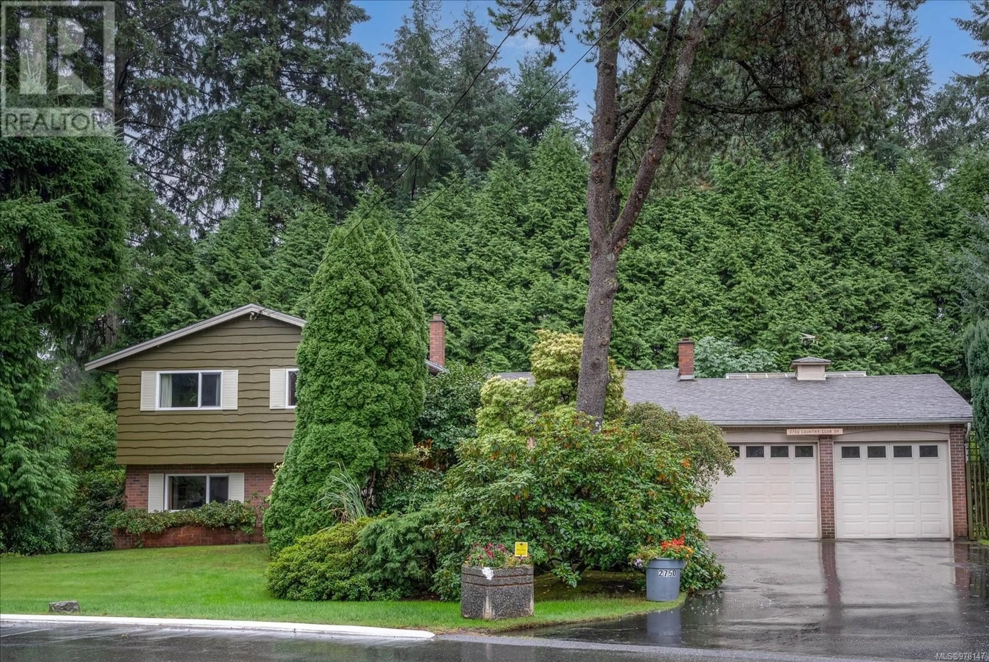 Frontside or backside of a home, the street view for 2750 Country Club Dr, Nanaimo British Columbia V9T1R2