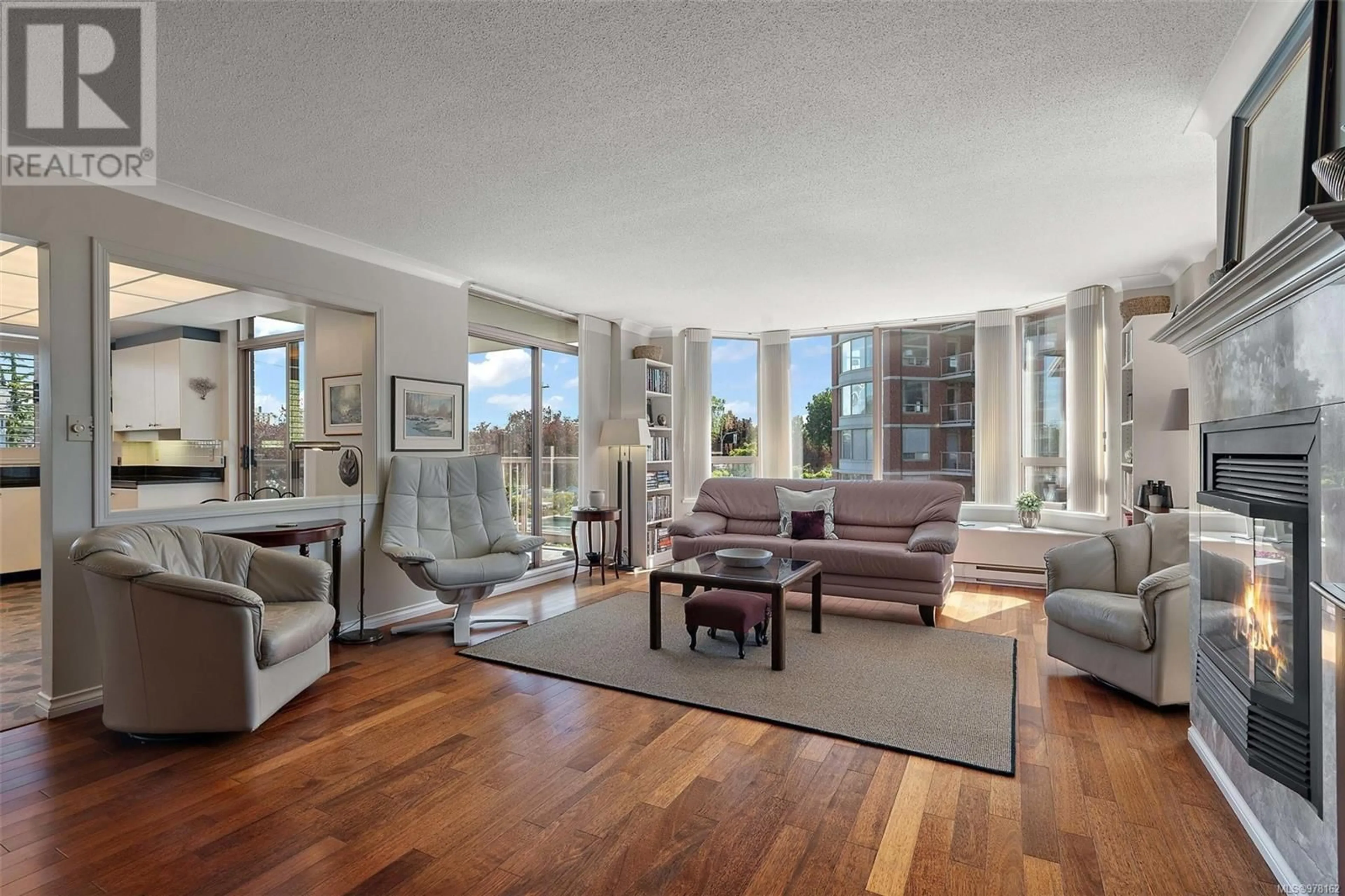 Living room, wood floors for 400 636 Montreal St, Victoria British Columbia V8V1Z8