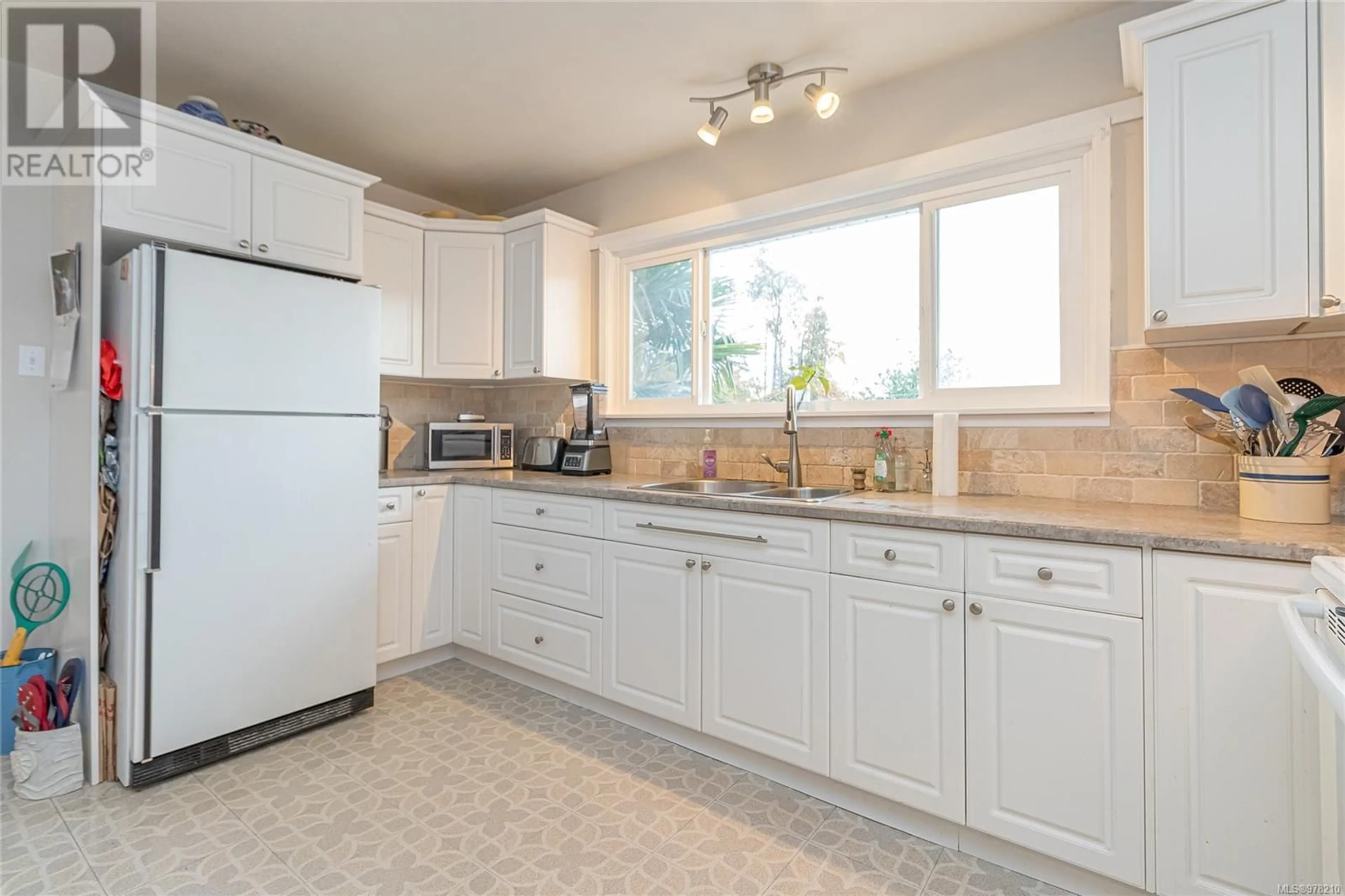 Standard kitchen, ceramic floors, cottage for 3002 Departure Bay Rd, Nanaimo British Columbia V9T1B4