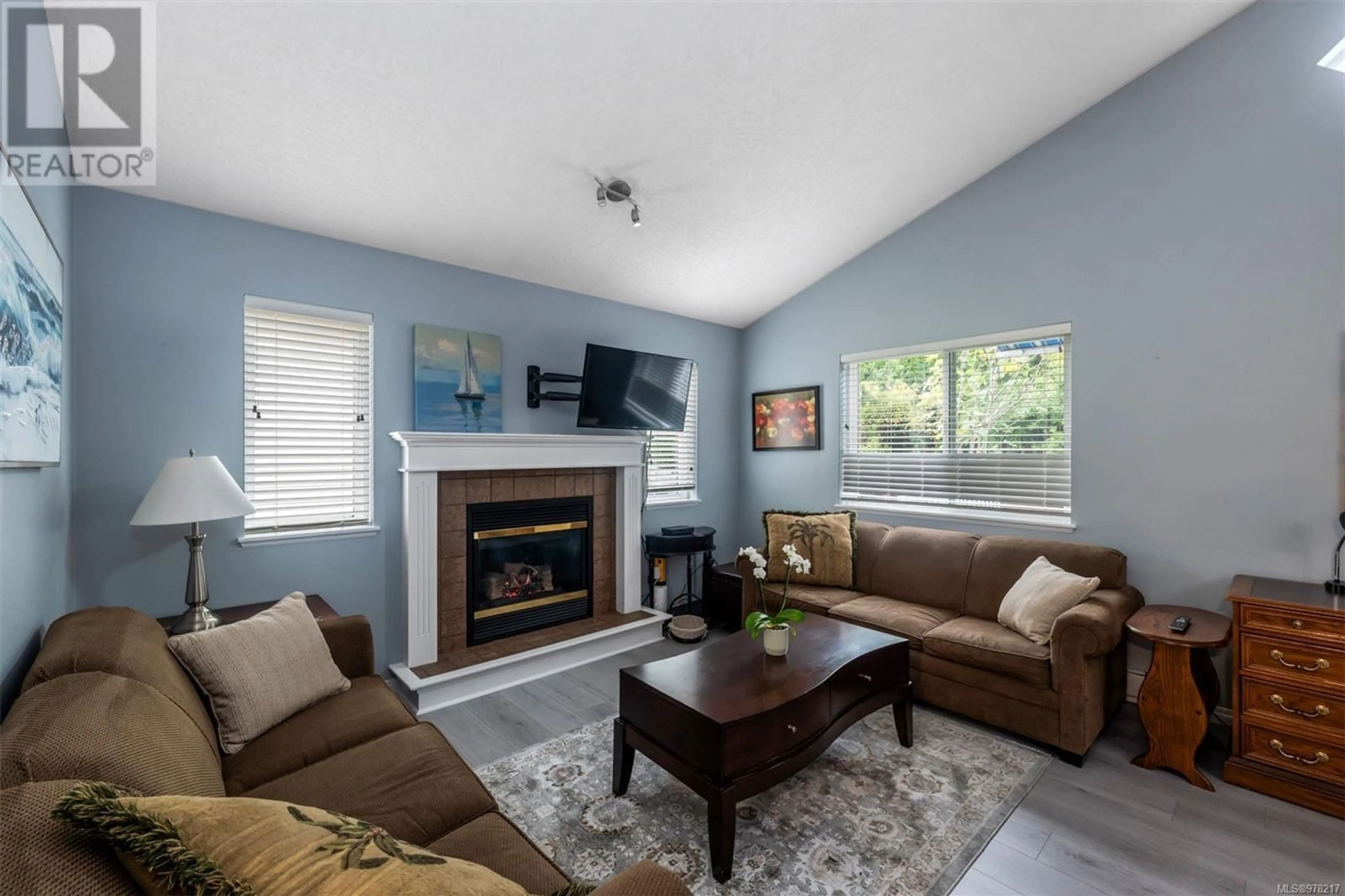 Living room, wood floors for 4009 Blackberry Lane, Saanich British Columbia V8X5J4