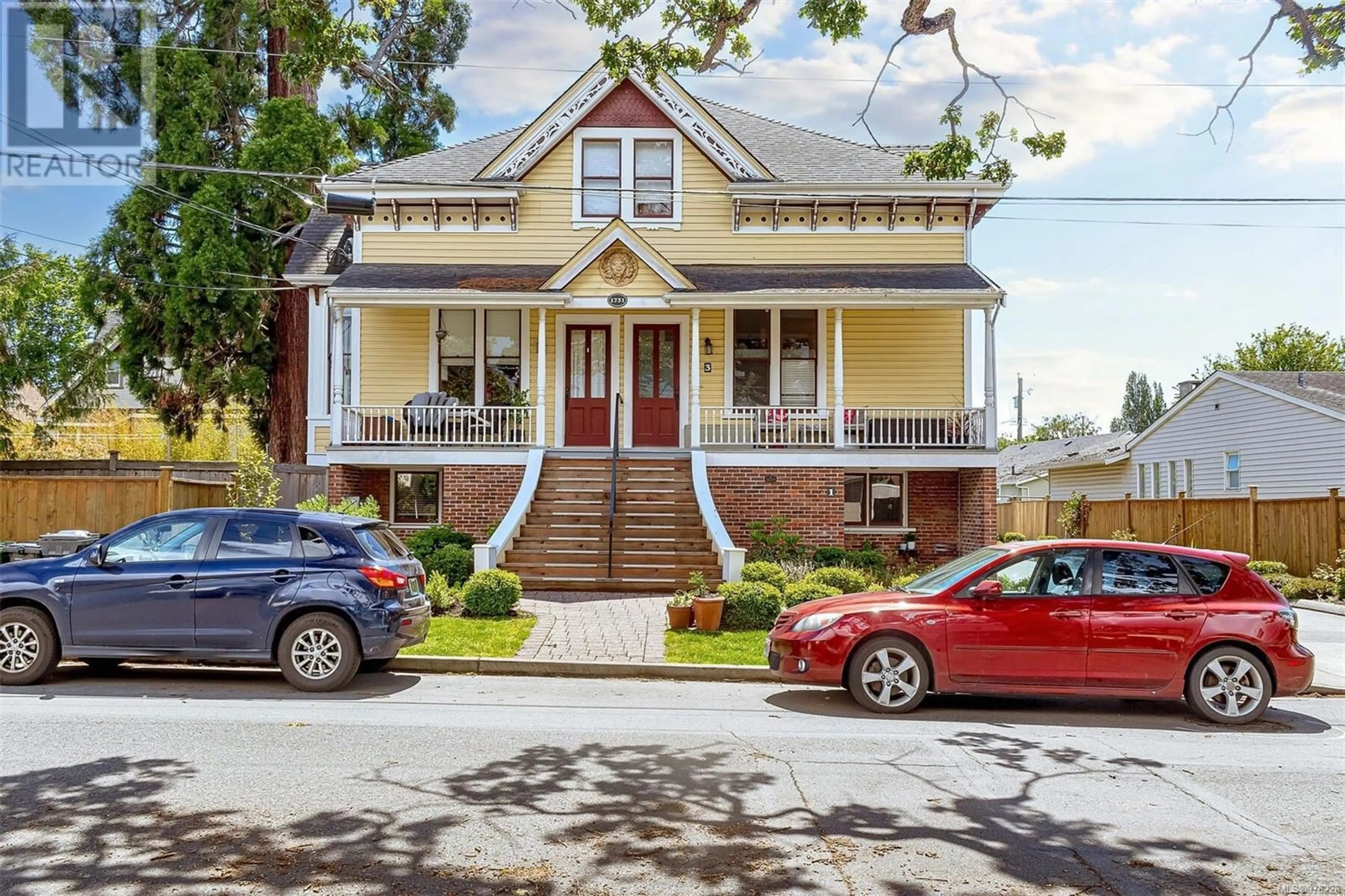 Frontside or backside of a home, the street view for 1 1731 Albert Ave, Victoria British Columbia V8R1Y9