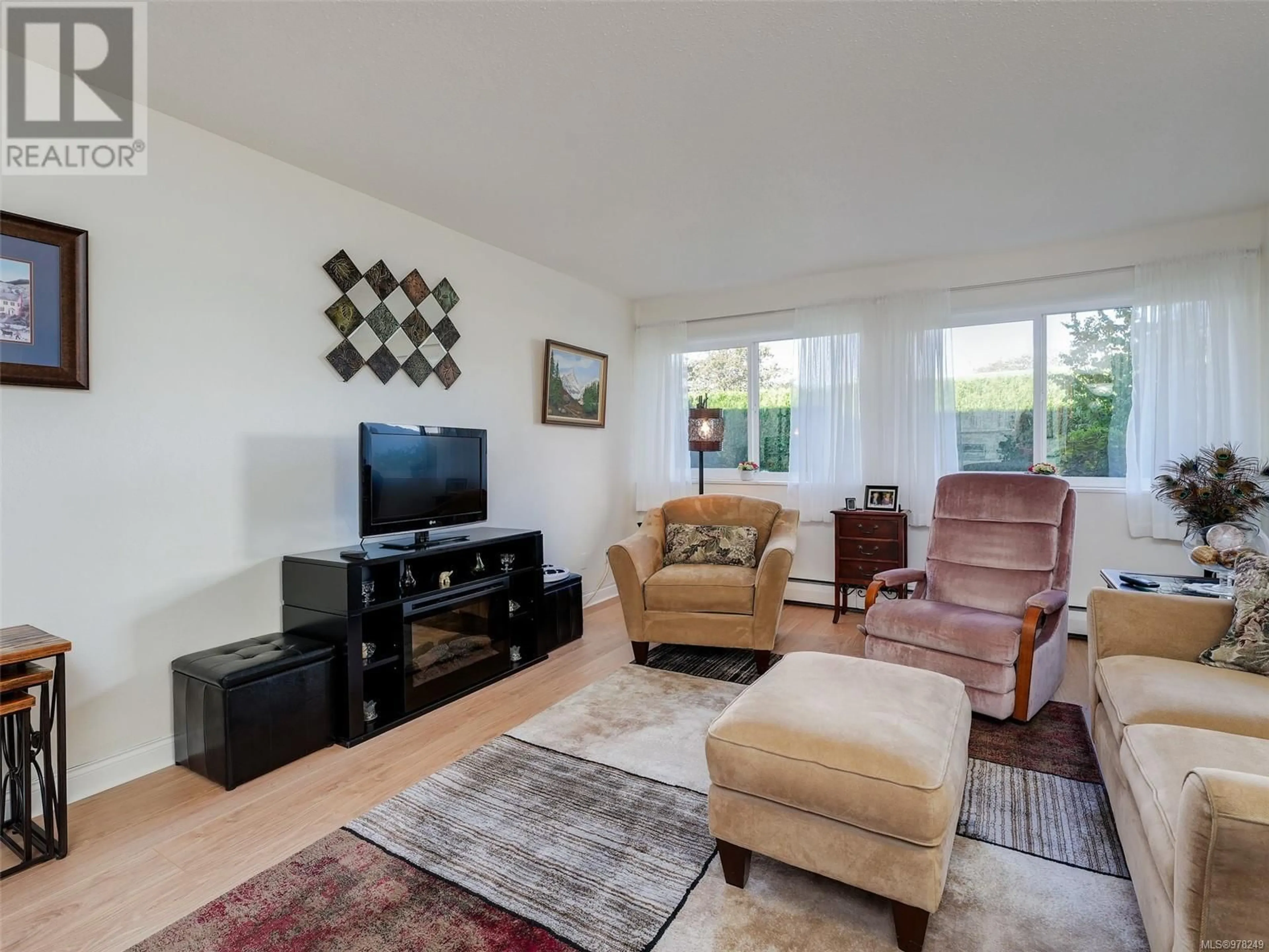 Living room, wood floors for 110 2100 Granite St, Oak Bay British Columbia V8S3G7