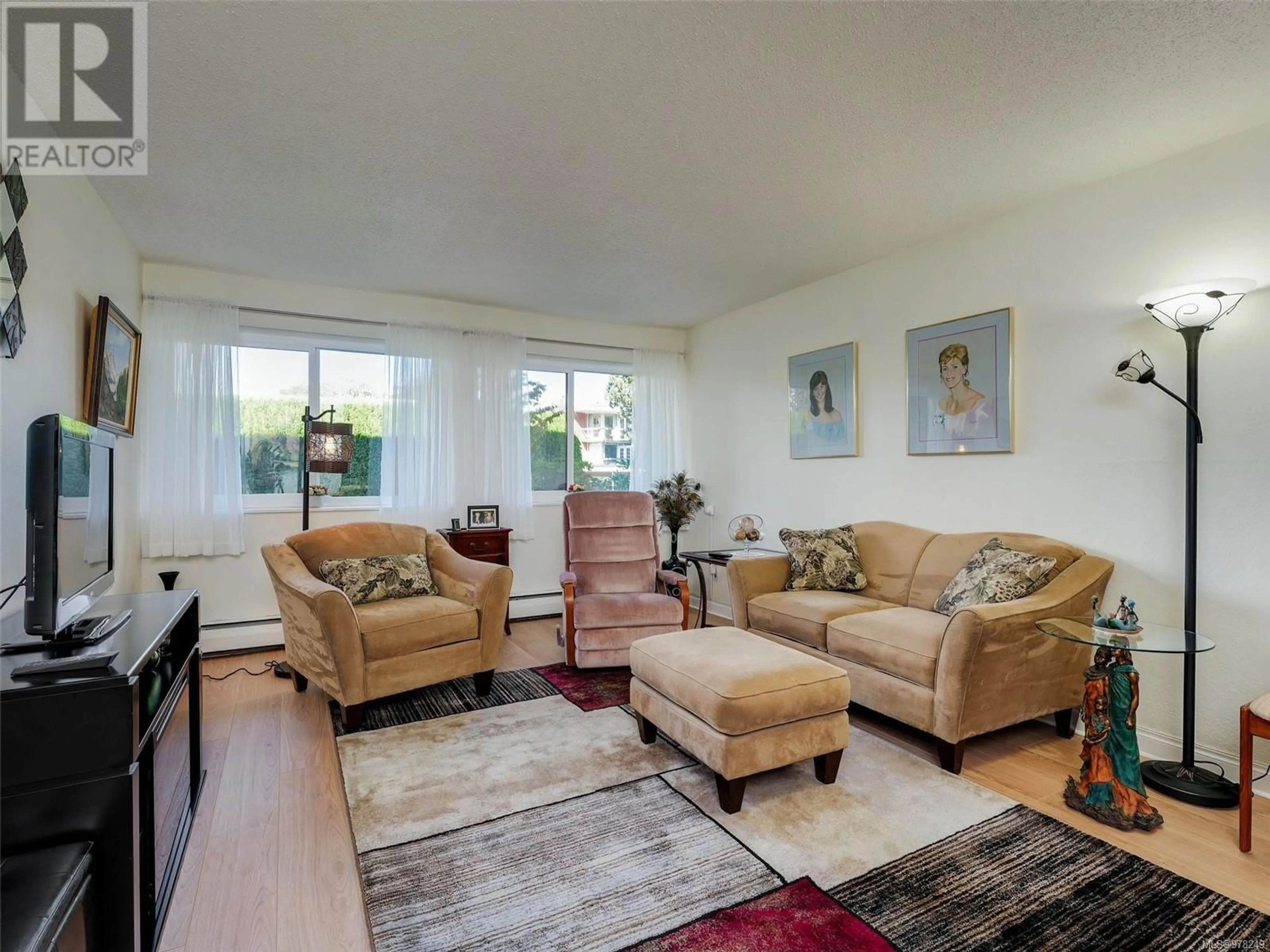 Living room, wood floors for 110 2100 Granite St, Oak Bay British Columbia V8S3G7