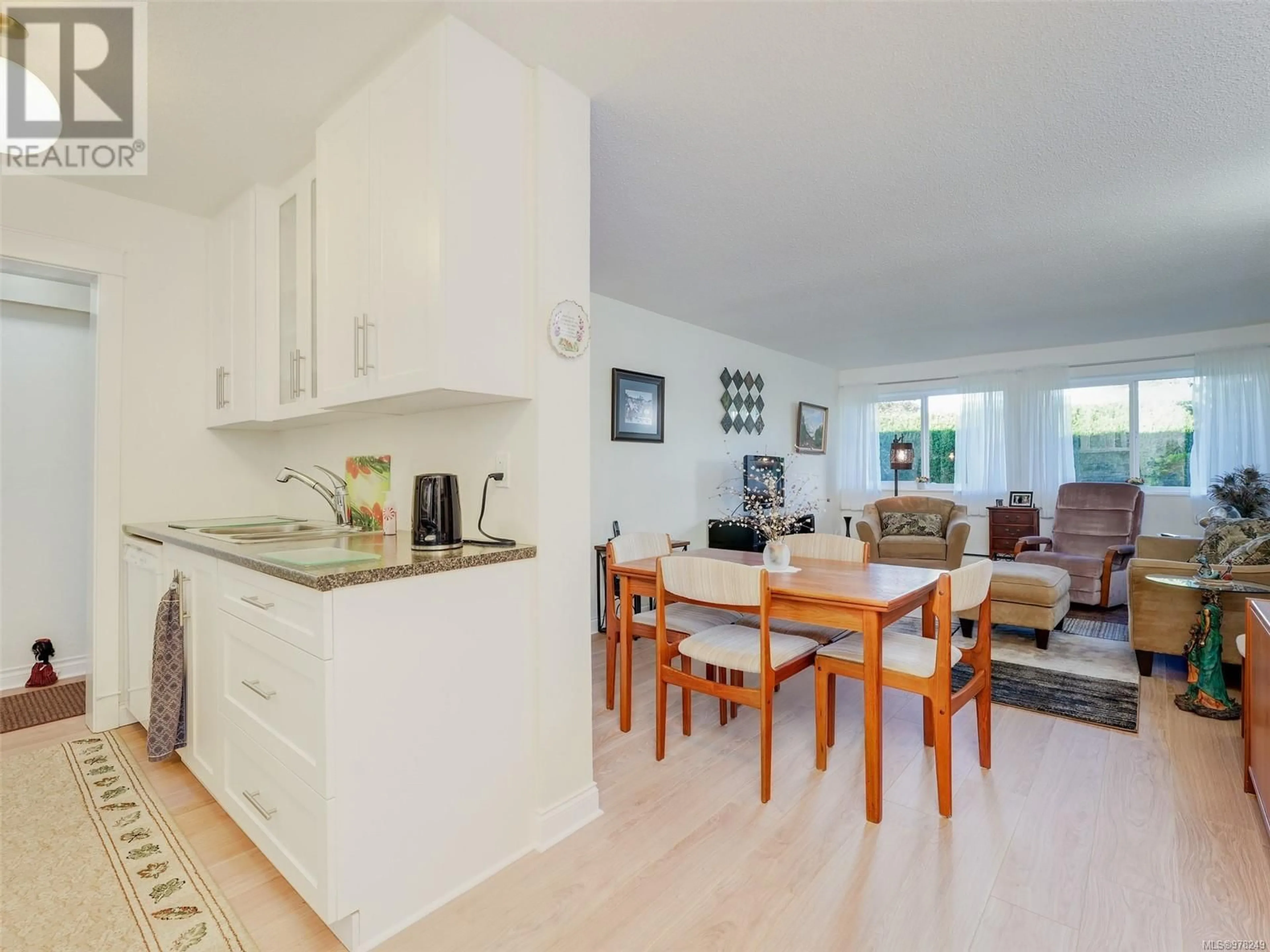 Open concept kitchen for 110 2100 Granite St, Oak Bay British Columbia V8S3G7