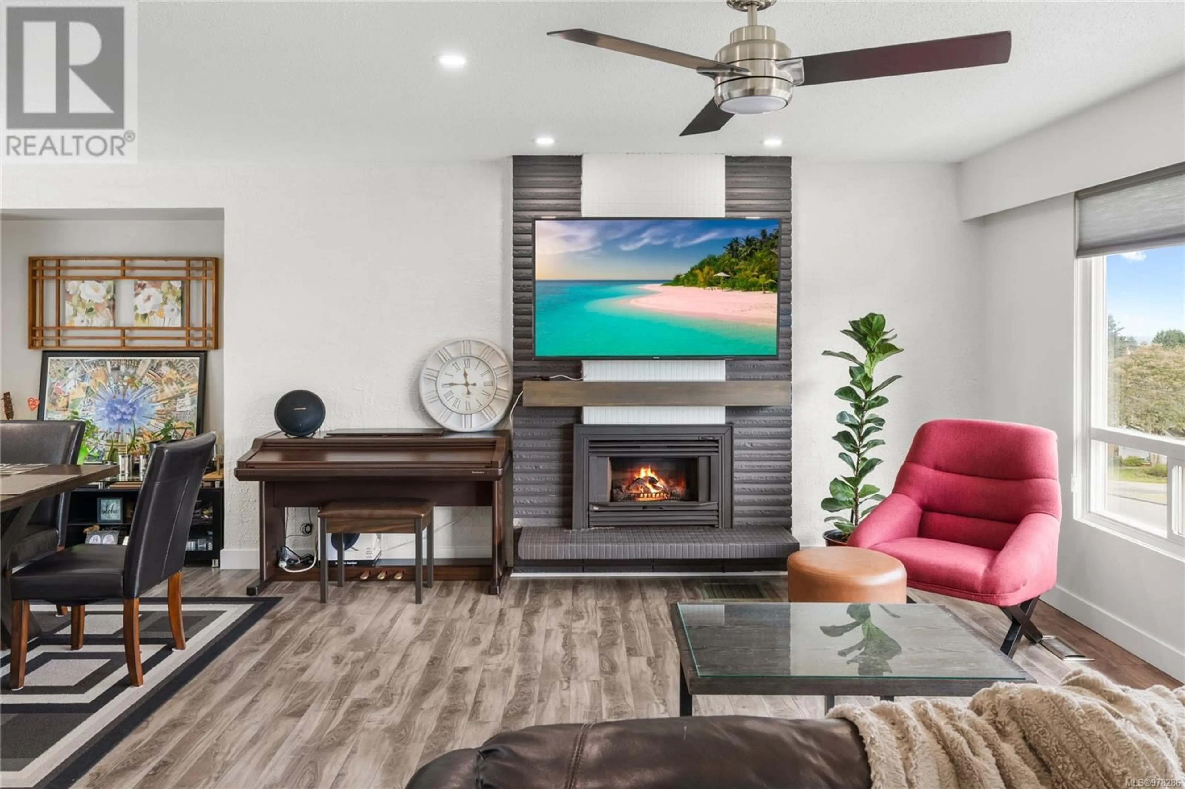 Living room, wood floors for 2105 Manchester Lane, Nanaimo British Columbia V9S4L9