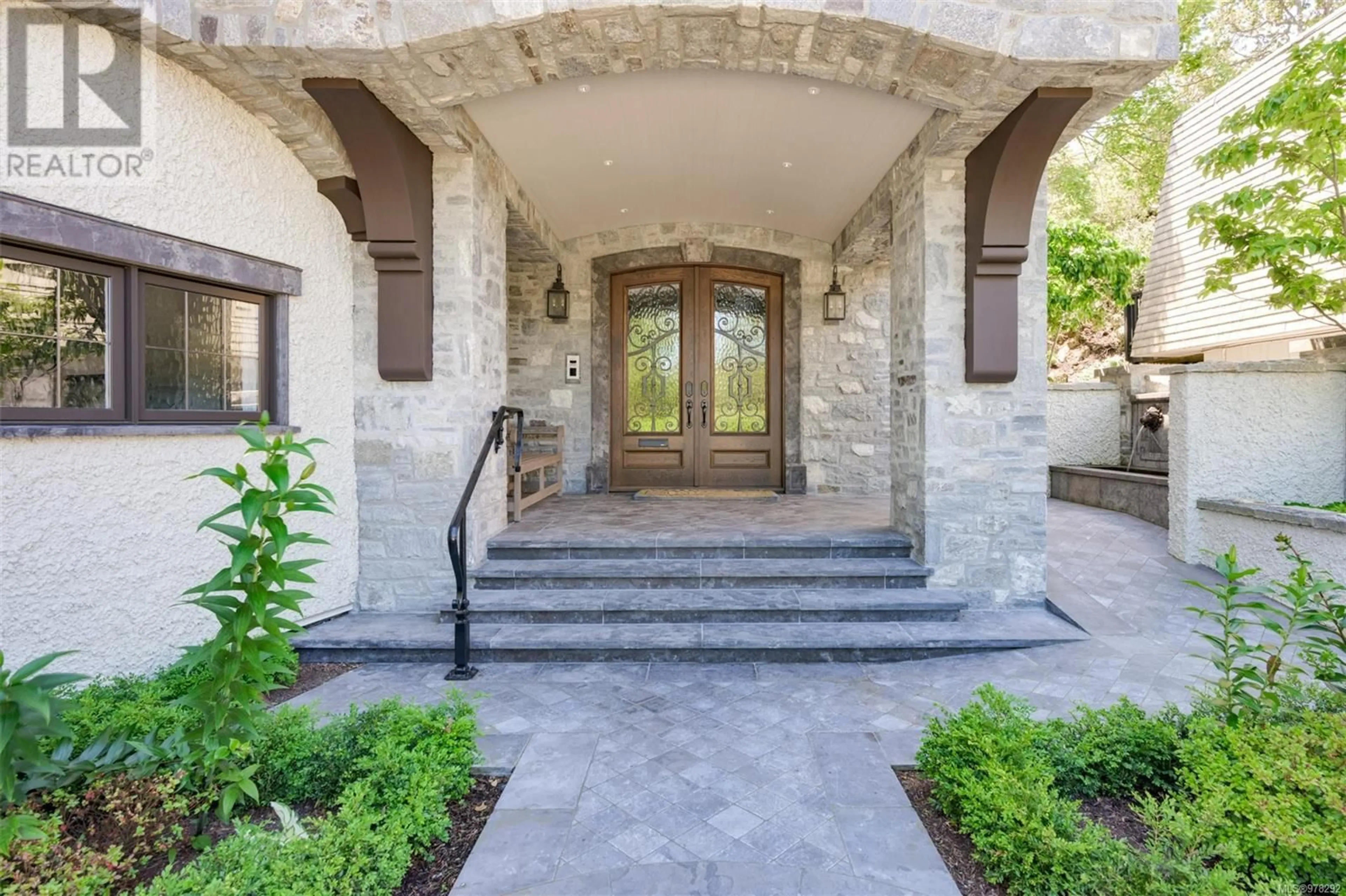 Indoor entryway for 520 ISLAND ROAD, Oak Bay British Columbia V8S2T6