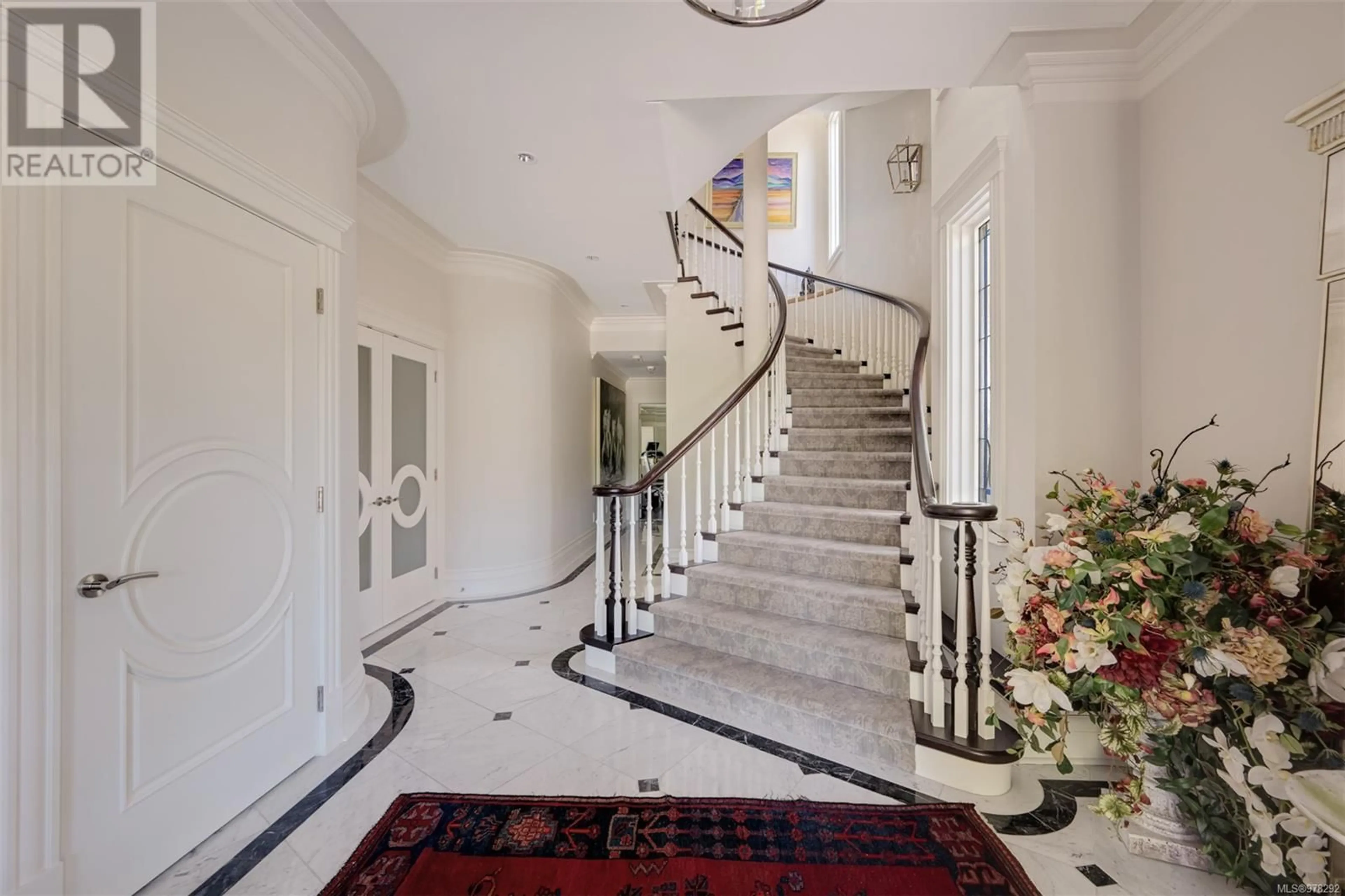 Indoor foyer for 520 ISLAND ROAD, Oak Bay British Columbia V8S2T6