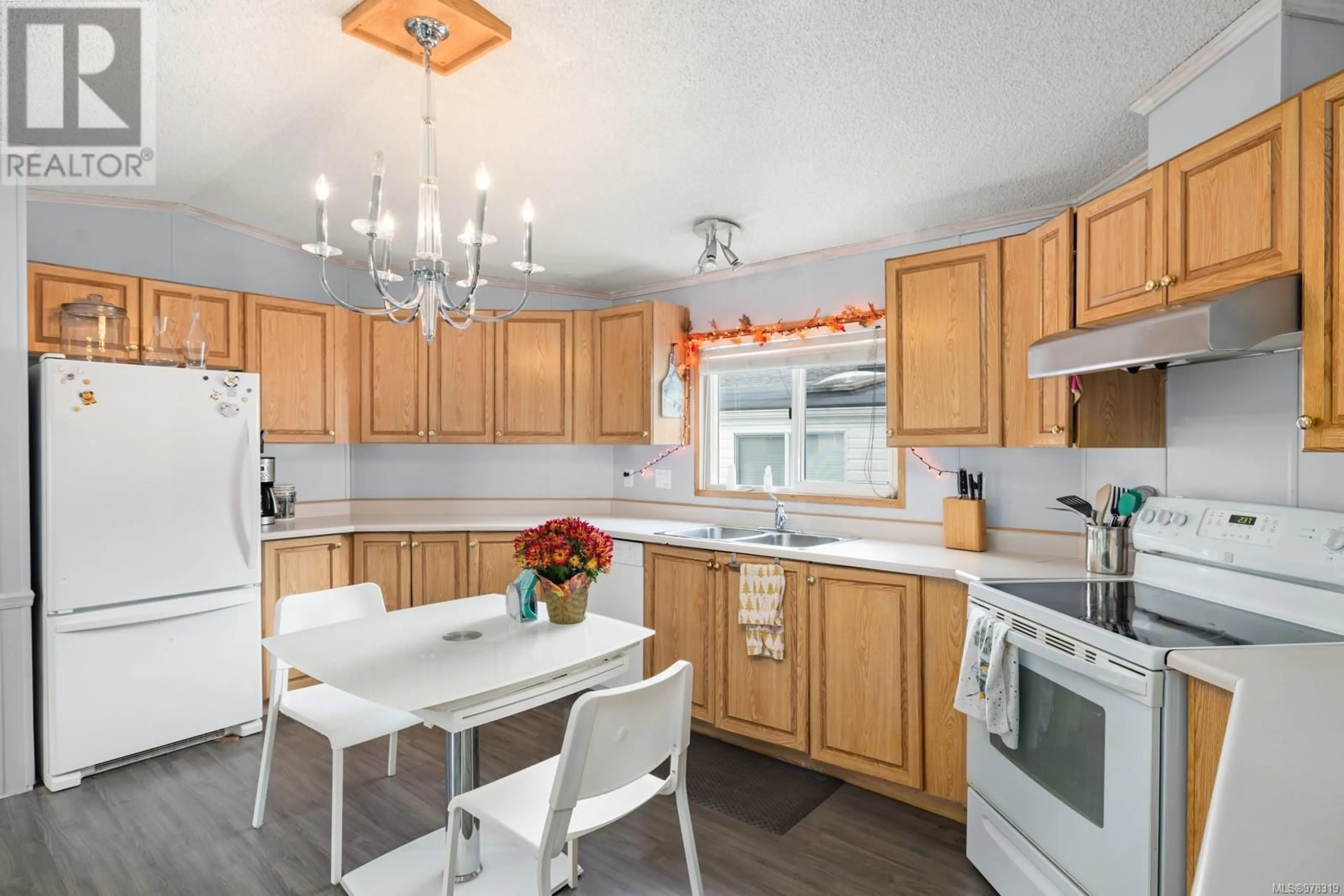 Standard kitchen, wood floors, cottage for 11 7401 Central Saanich Rd, Central Saanich British Columbia V8M2B5